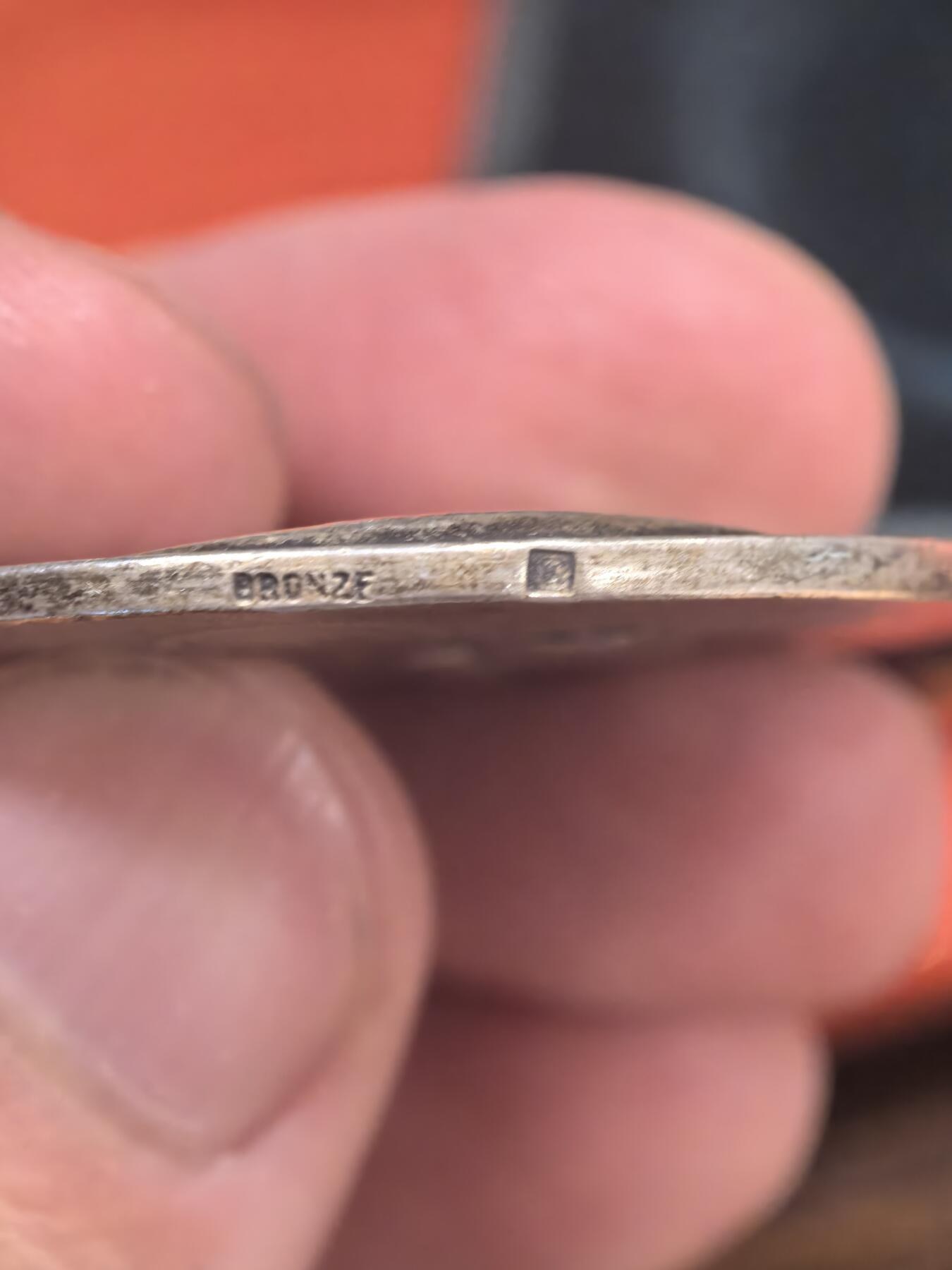 欧洲银章和银币 法国《小日报》自行车比赛镀银铜章解读 这是一枚由法国著名报纸《小日报》（Le Petit Journal）赞助的自行车比赛纪念章，属于19世纪末至20世纪初的产物，与当时风靡欧洲的自行车运动热潮紧密相关。