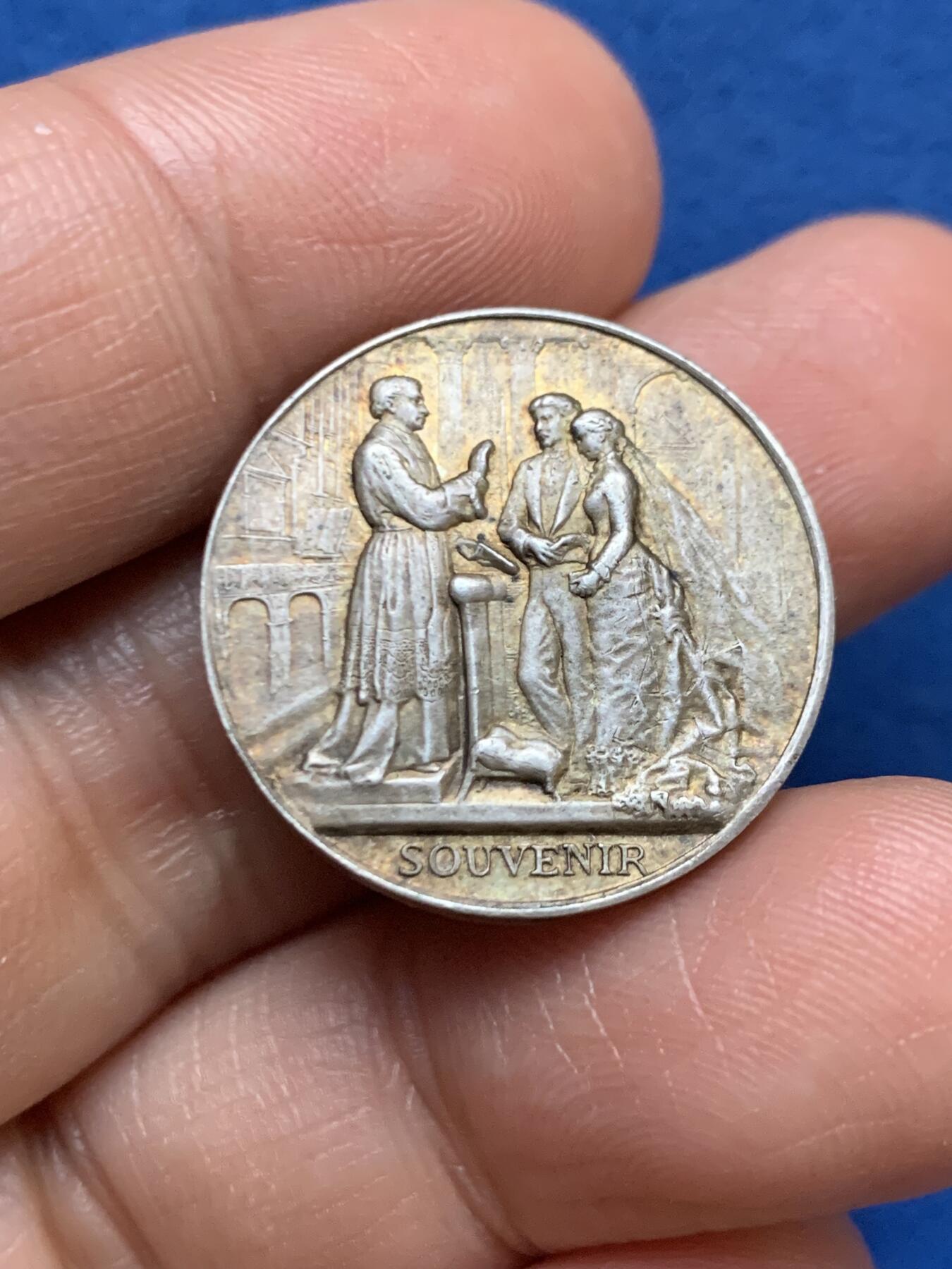 《竞宝斋》第467场 周日，周一 2场连拍 （全场包邮）欢迎送拍 法国19世纪结婚纪念银章，丰饶角AR边铭950银，23.2mm，7克。