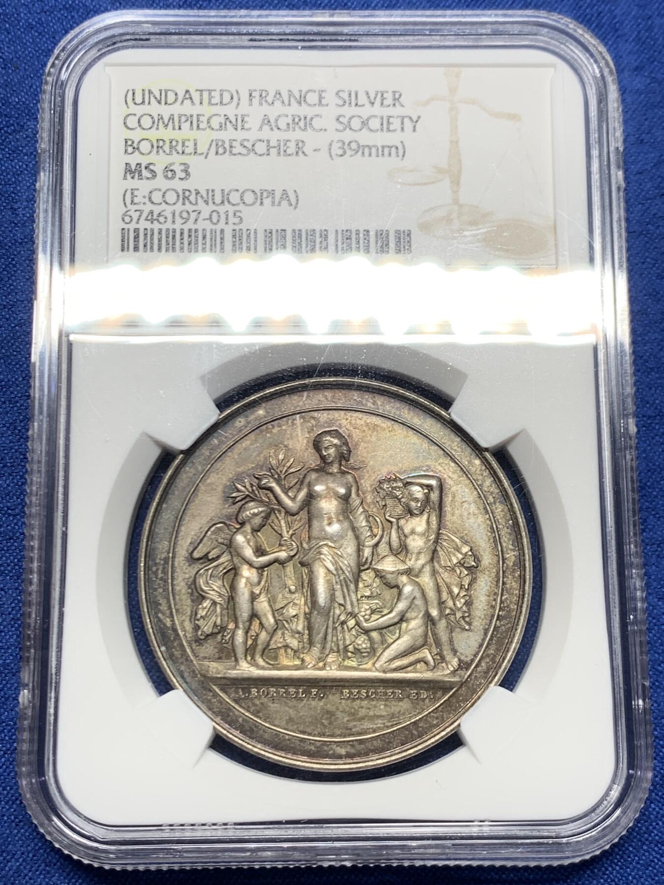 《竞宝斋》第467场 周日，周一 2场连拍 （全场包邮）欢迎送拍 NGC MS63 法国贡比涅农业协会大银章，39mm大规格，丰饶角边铭。清凉女神与三个小天使，经典图案，古典风格。背面花环繁复精美，原味老五彩