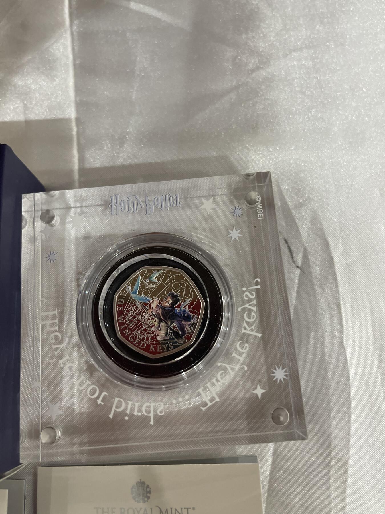 出2022年英国皇家铸币局哈利波特25周年纪念银币 彩色精制款，8g银，面值50p，限量15000套 带原装磁吸盒、证书，全新，