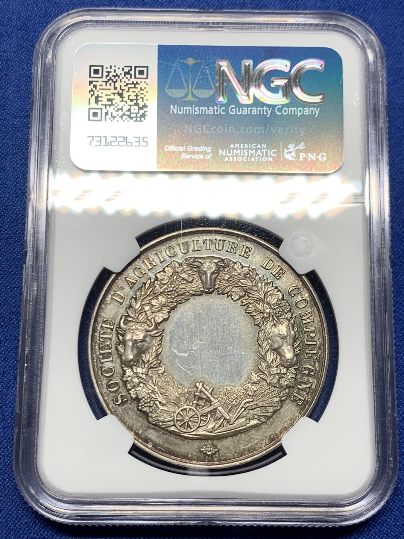 《竞宝斋》第467场 周日，周一 2场连拍 （全场包邮）欢迎送拍 NGC MS63 法国贡比涅农业协会大银章，39mm大规格，丰饶角边铭。清凉女神与三个小天使，经典图案，古典风格。背面花环繁复精美，原味老五彩