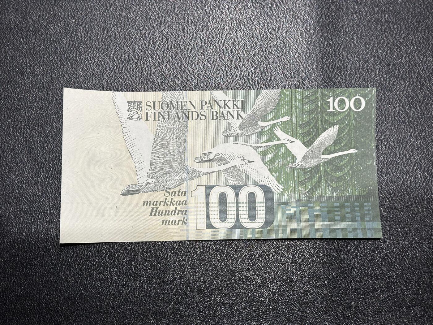 《外钞收藏家》第六百一十四期（精选场）（长期征集拍品、欢迎藏友们联系合作） 1986年芬兰100克朗 中间有点软榻 疑似有瑕疵