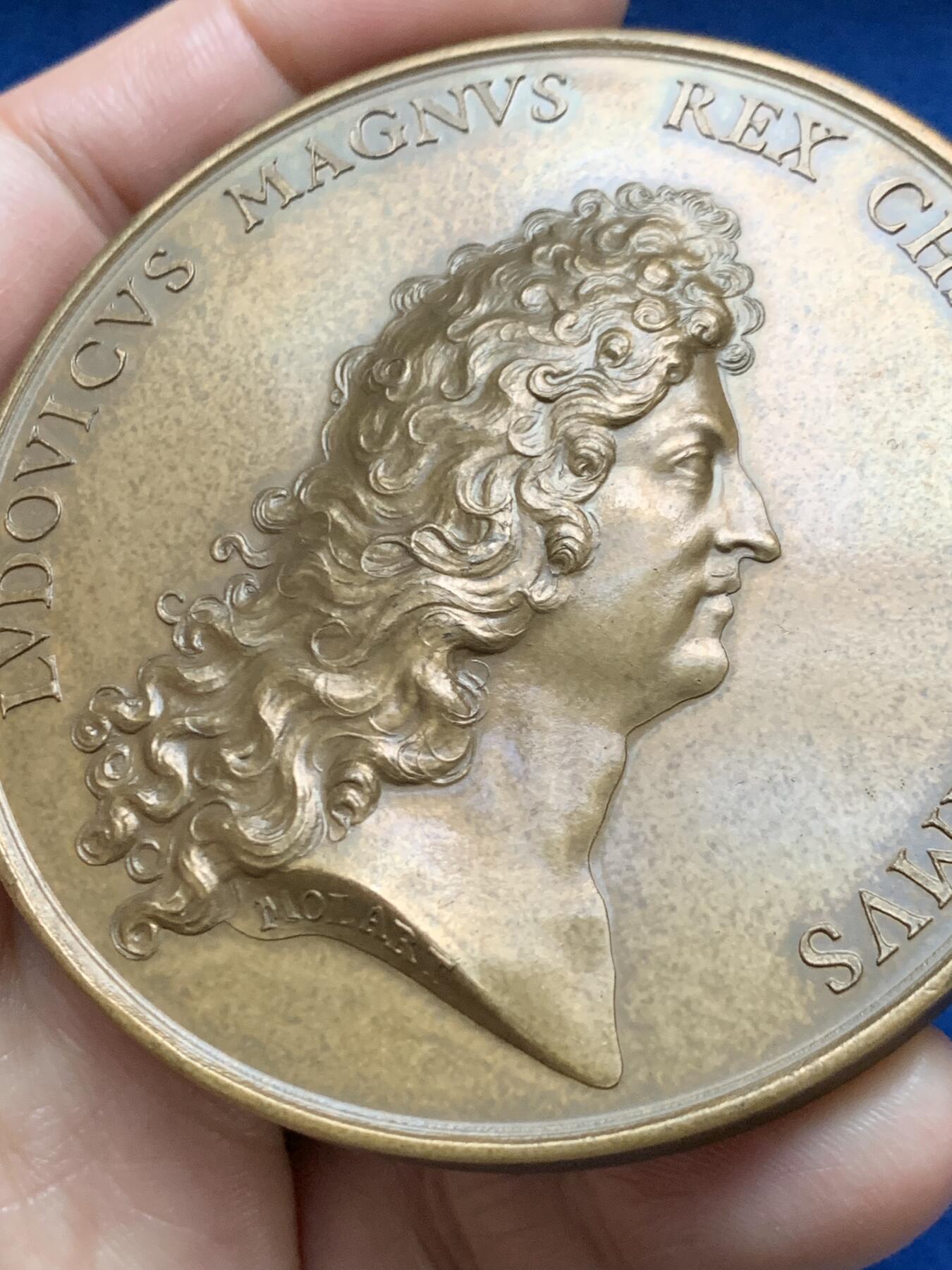 《竞宝斋》第467场 周日，周一 2场连拍 （全场包邮）欢迎送拍 太阳王路易十四在法荷战争中征服弗朗什-孔泰地区铸章，原铸为雕刻师 Jean Mauger（莫拉特），该枚为后铸版。71毫米，166克大章，1975 丰饶角铜标，稀少品种。