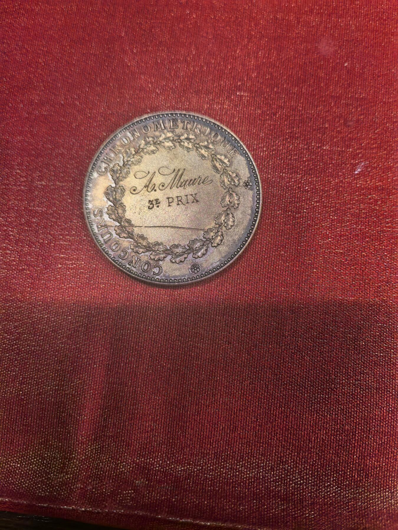 欧洲银章和银币  法国贝桑松天文台计时竞赛三等奖铜质奖章解读 这是一枚由法国贝桑松天文台（Observatoire de Besançon）颁发的计时竞赛（Chronométrique）纪念铜章，用于表彰在精密计时领域表现优异的个人。