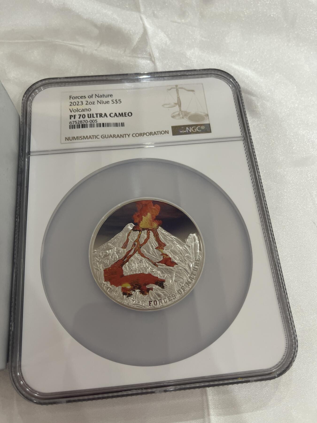2023年纽埃火山2盎司银币，NGC评级PF70 ULTRA CAMEO，限量105枚，带原盒证书，99.9%纯银，直径55mm，火山主题，收藏佳品！