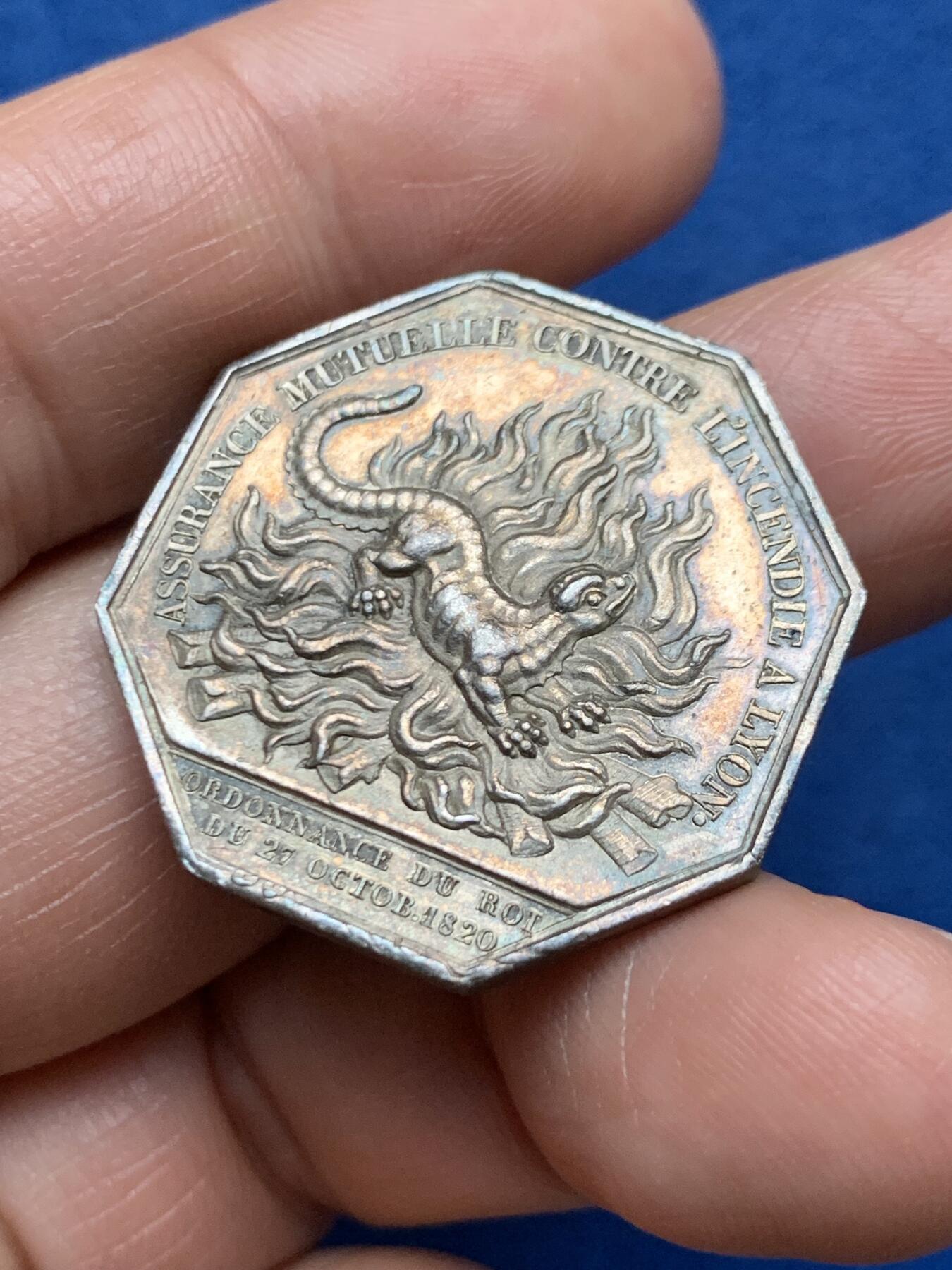 《竞宝斋》第467场 周日，周一 2场连拍 （全场包邮）欢迎送拍 法国里昂火灾保险公司银质八角代币 12.08克 30.2mm，避火兽蝾螈 早期无边铭版本 热门品种 值得收藏