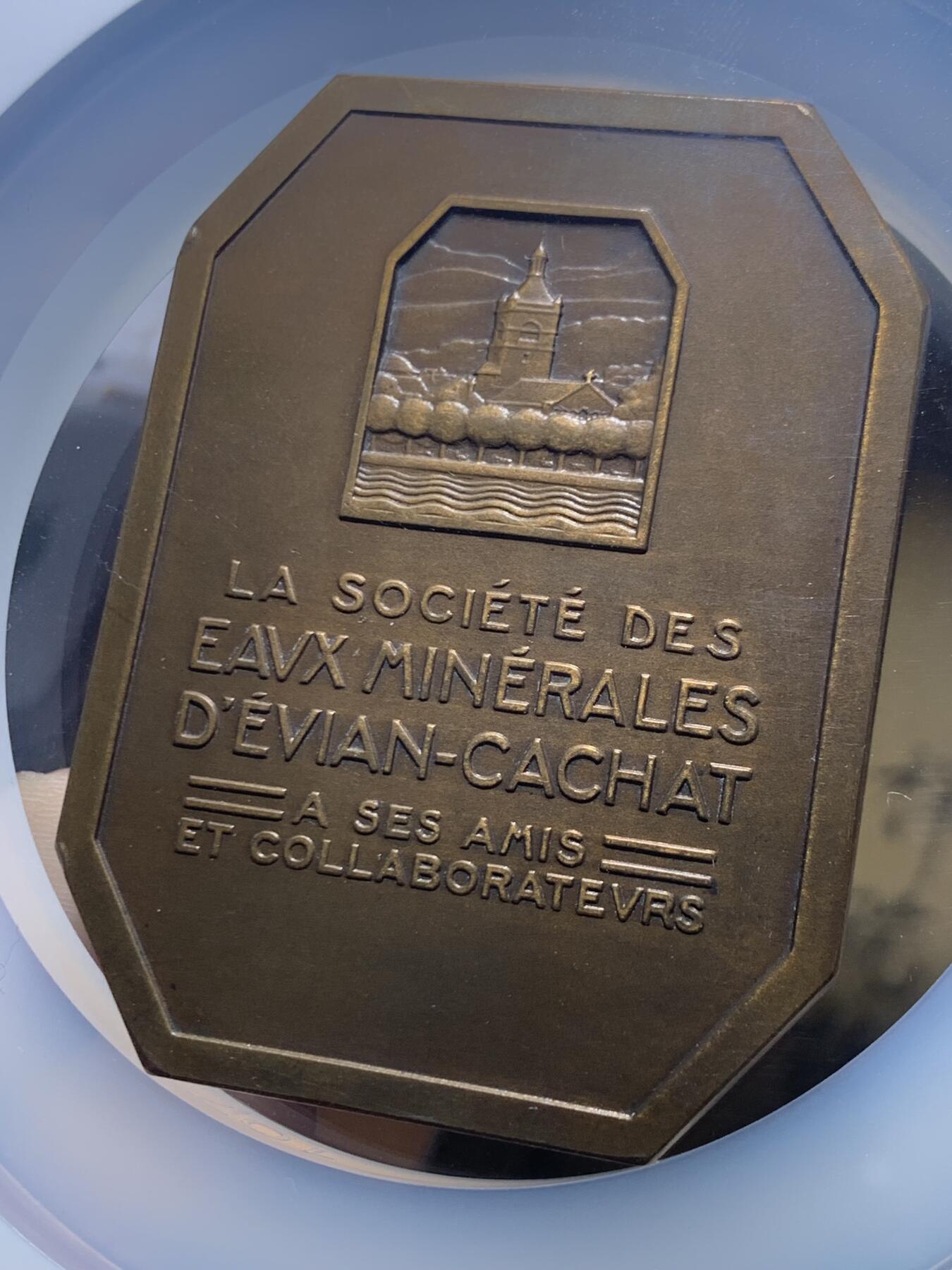 《竞宝斋》第467场 周日，周一 2场连拍 （全场包邮）欢迎送拍 NGC MS63BN 法国新艺术章牌 Renard 大师作品《依云温泉》 清凉名章 加大加厚盒