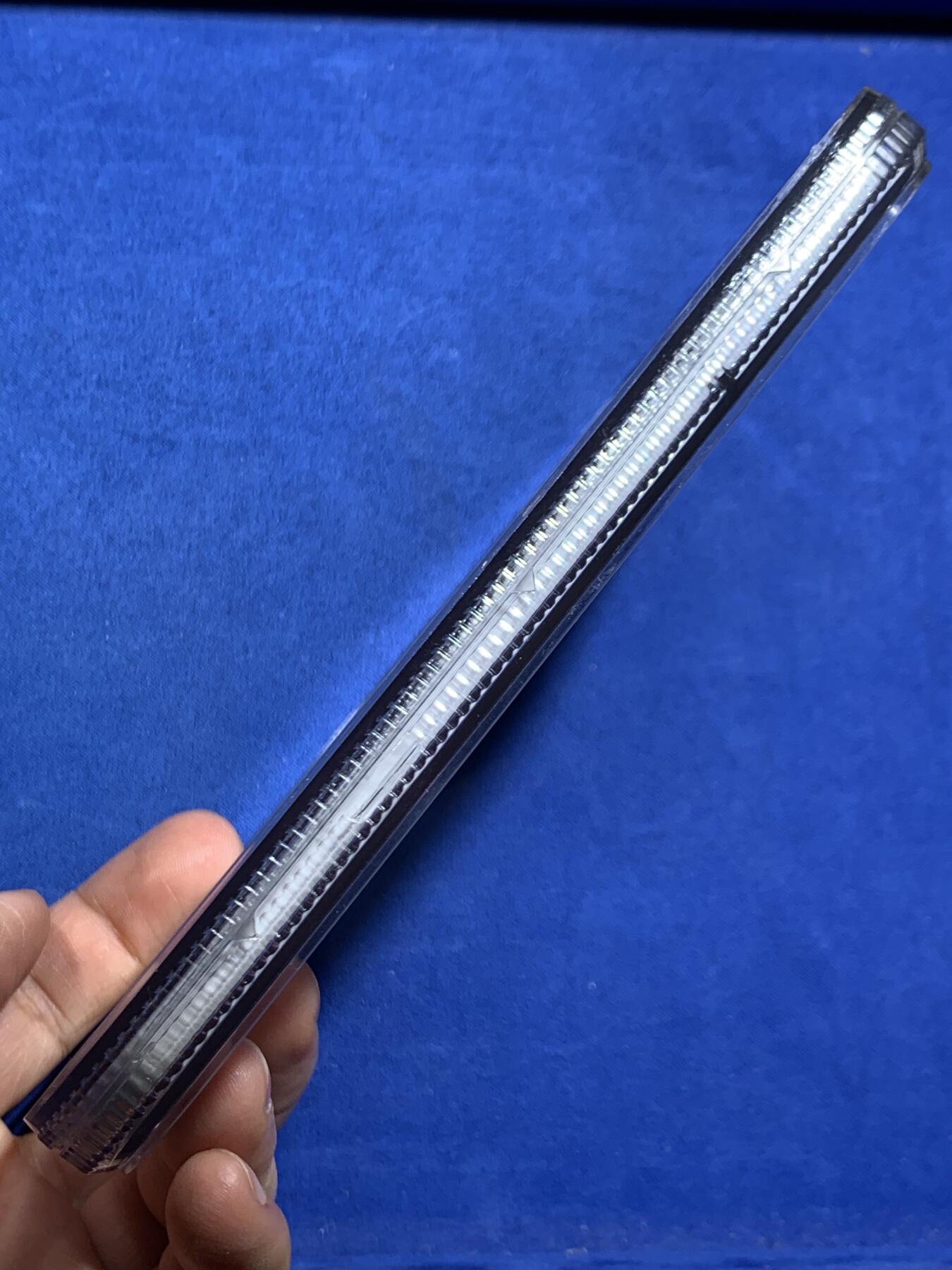 《竞宝斋》第467场 周日，周一 2场连拍 （全场包邮）欢迎送拍 NGC MS65 法国1930年猎犬博览会镀金异形大铜章，65顶级高分。中间坐姿女神与两边狗狗刻画生动精美，充分展现不同犬类的特征。加大盒封装，评级费就要二三百。状态绝佳，金水非常足，镀层状态极美。