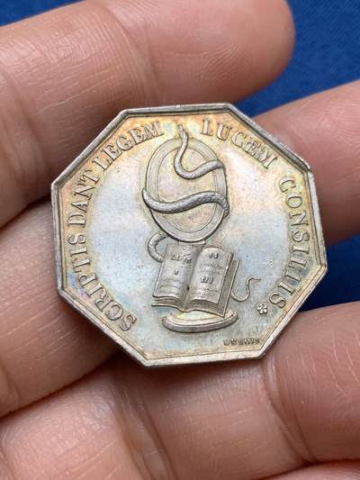 《竞宝斋》第467场 周日，周一 2场连拍 （全场包邮）欢迎送拍 - 法国曼斯公证人八角银质代币，蜜蜂边铭，正面是蛇形缠绕的镜子和书籍，背面是曼斯地区公证人协会，直径：28.6mm，重量：11.5g