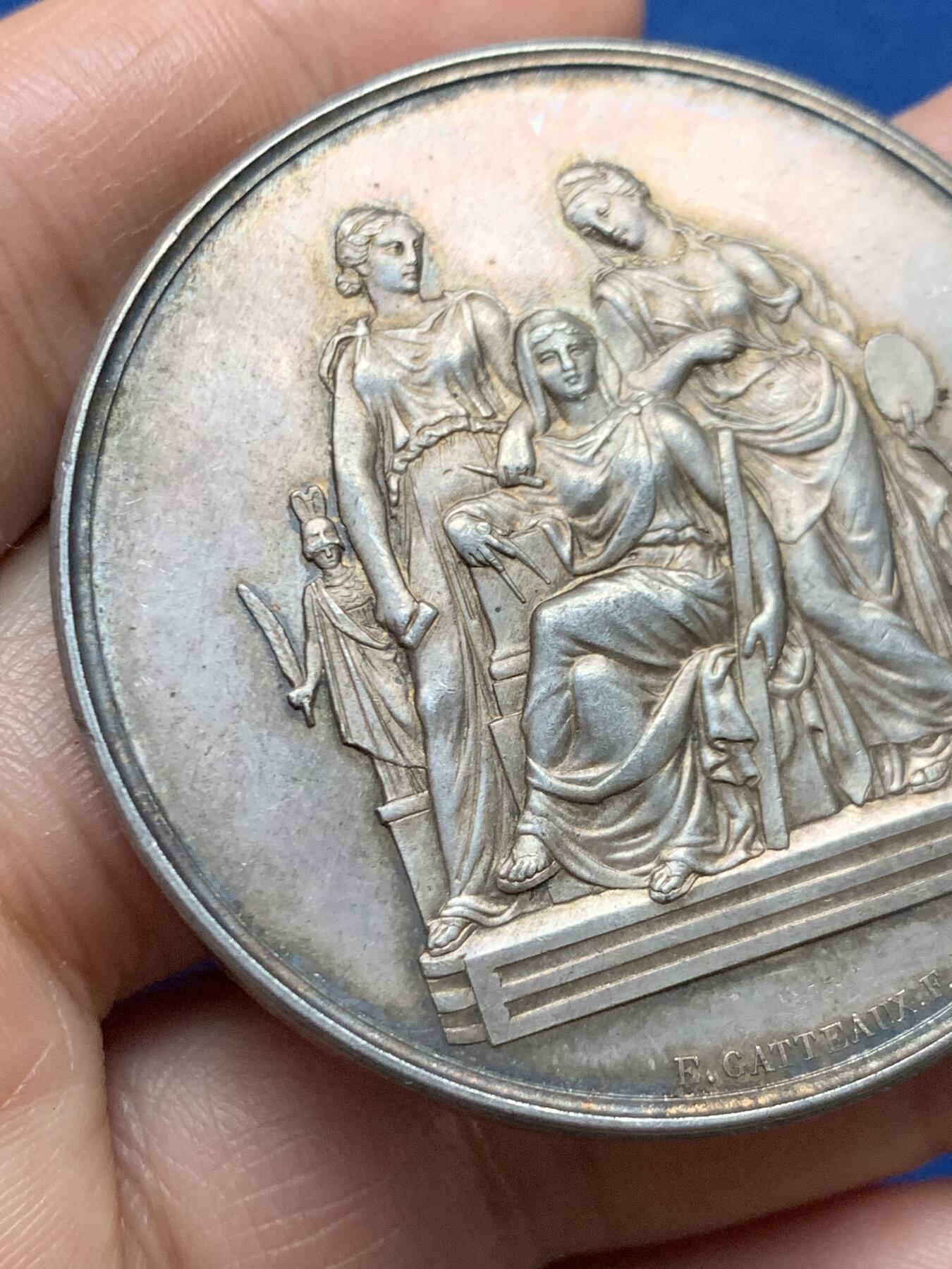 《竞宝斋》第467场 周日，周一 2场连拍 （全场包邮）欢迎送拍 法国国家艺术银质大号奖章 高浮雕三女神 65.4克 49.5mm 丰饶角银标