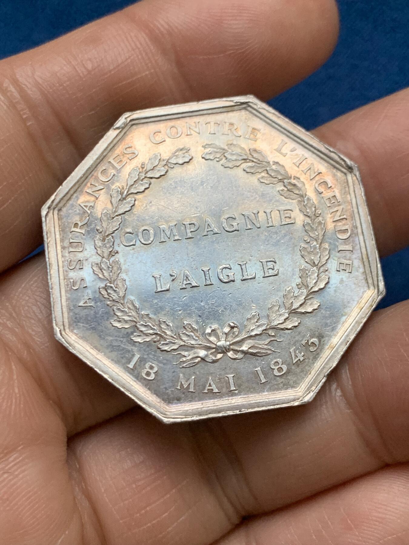 《竞宝斋》第467场 周日，周一 2场连拍 （全场包邮）欢迎送拍 1843年法国雄鹰火灾保险公司银质代币，直径：36.1mm，重量：20.9g，丰饶角银标边铭。