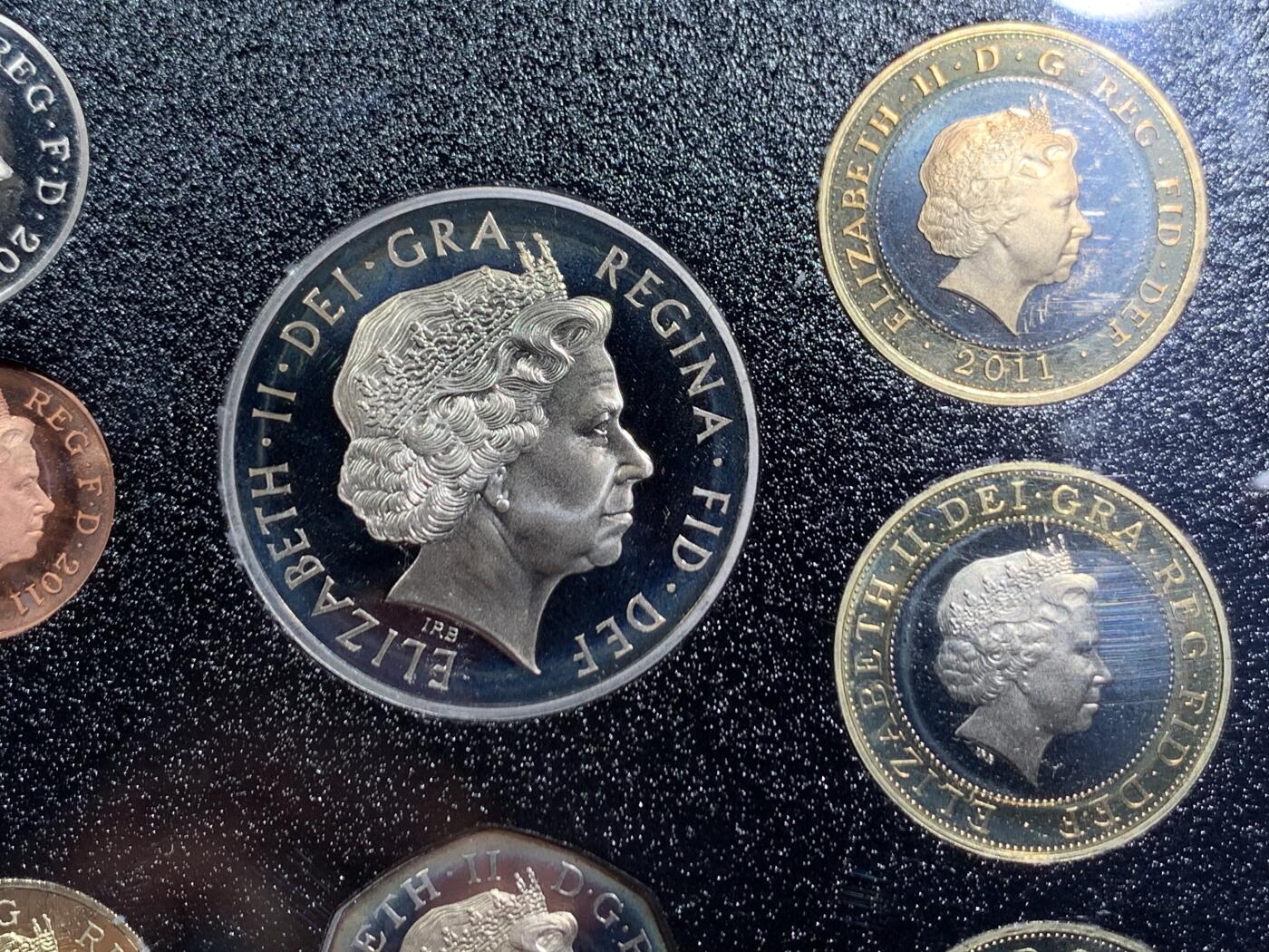 《竞宝斋》第467场 周日，周一 2场连拍 （全场包邮）欢迎送拍 英国2011年14枚标准精制纪念币套 含2枚城市（爱丁堡和卡迪夫）币和一枚5镑 盒证全 发行量：2万 细节见图