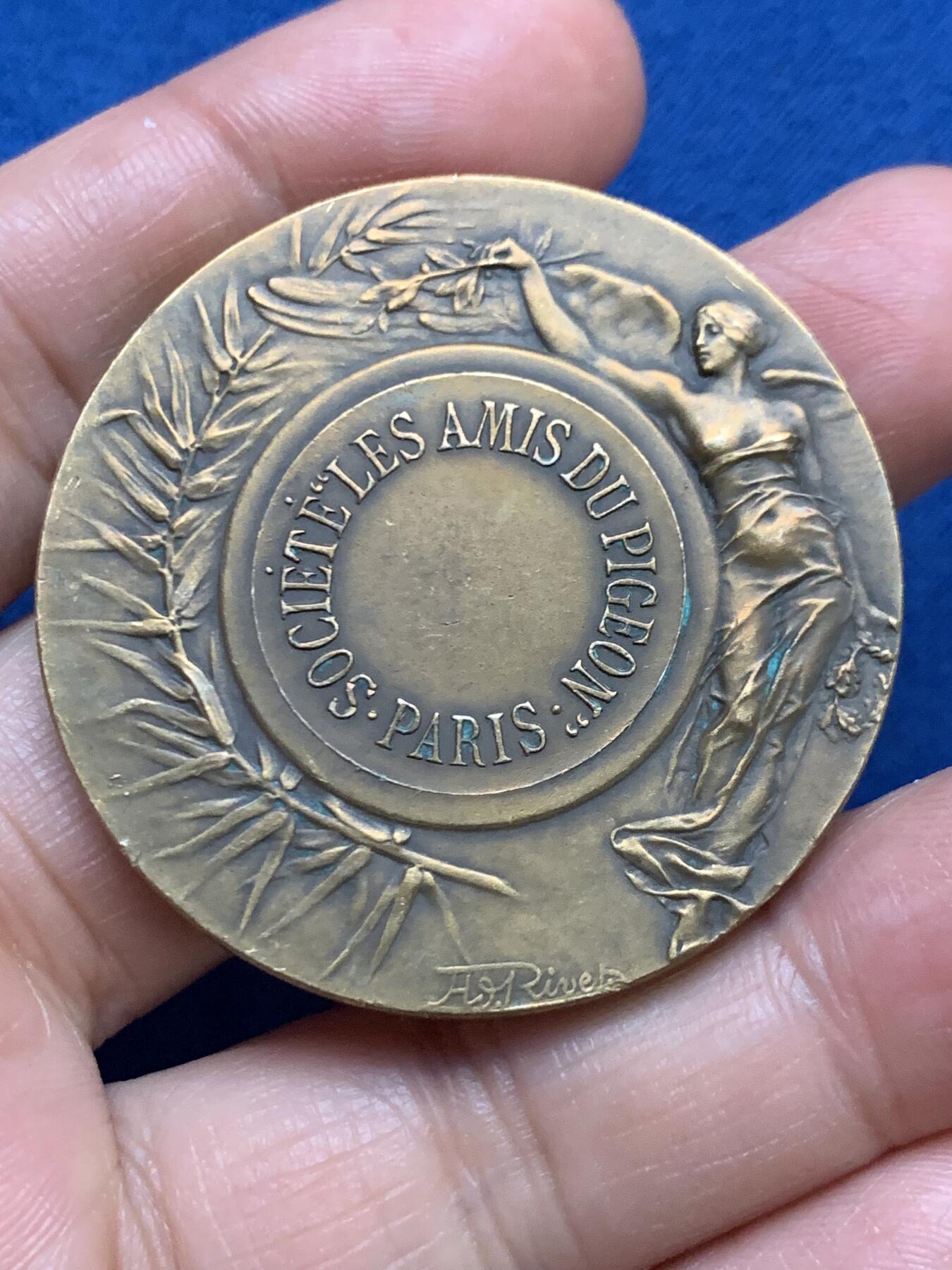 《竞宝斋》第467场 周日，周一 2场连拍 （全场包邮）欢迎送拍 法国巴黎鸽子协会奖章，直径：44.2mm，重：39.4g，三角铜标边铭。