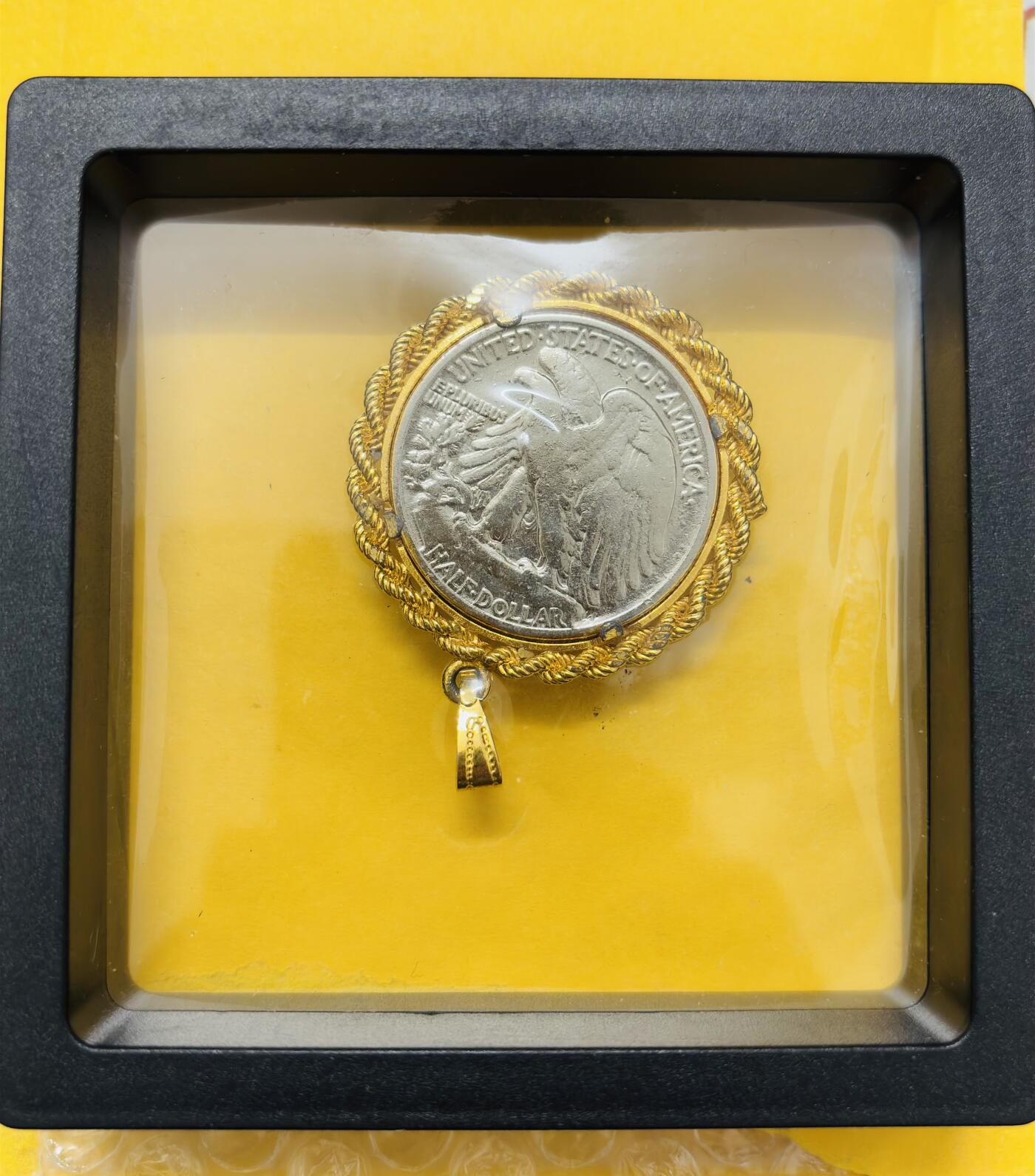 文馨钱币收藏第 295 场，（元宵场）各种银币散币纪念章，长期接代拍业务 1944 年美国行走女神半美元银币，带挂饰，正面金色状态 12.5 克 900 银