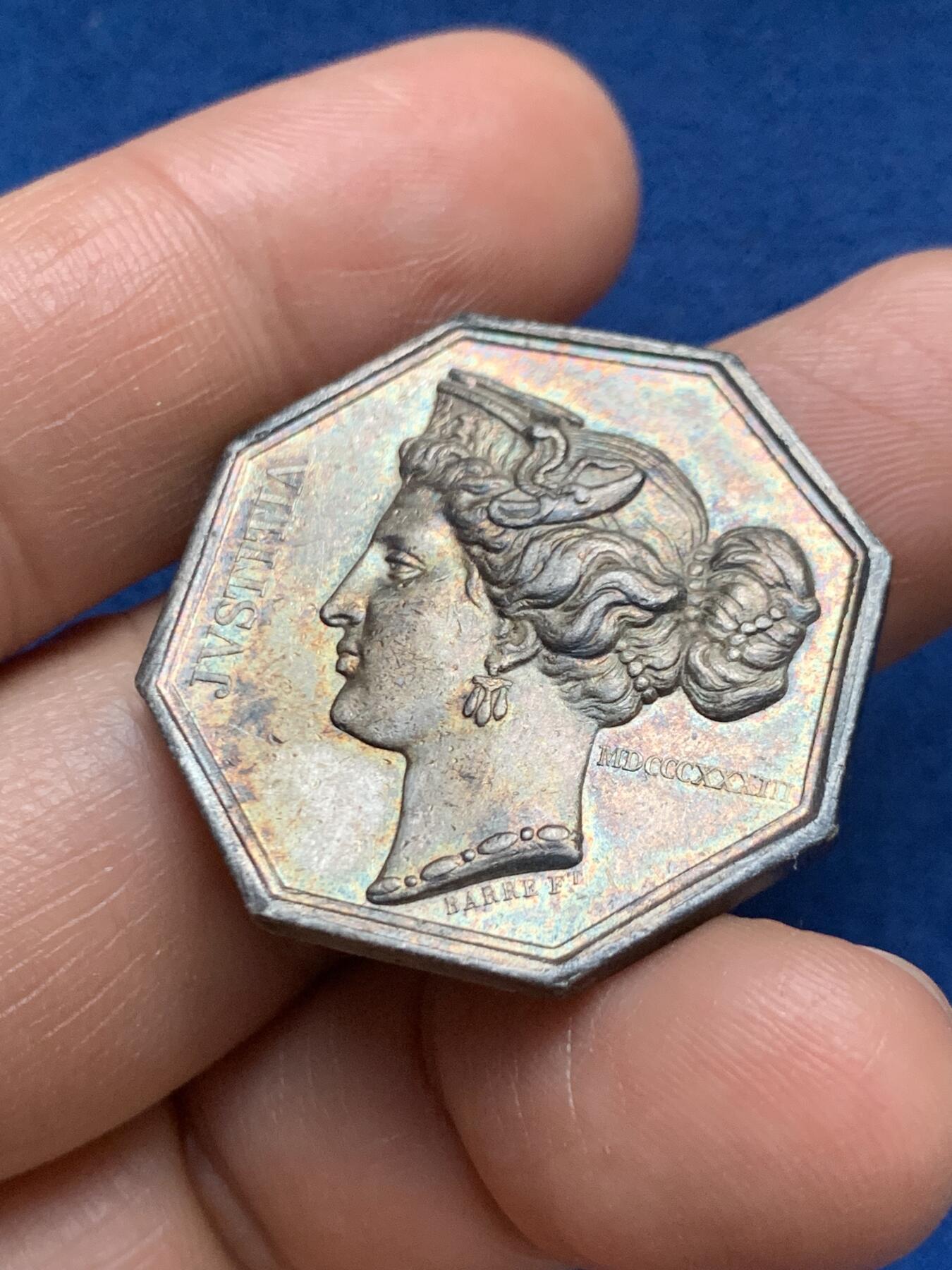 《竞宝斋》第467场 周日，周一 2场连拍 （全场包邮）欢迎送拍 法国1833女神头像银质八角代币，少见品种八角，神态与眼神冷峻而又孤傲， 早期少见神灯边铭银标，直径：31.1mm，重量：13.6g