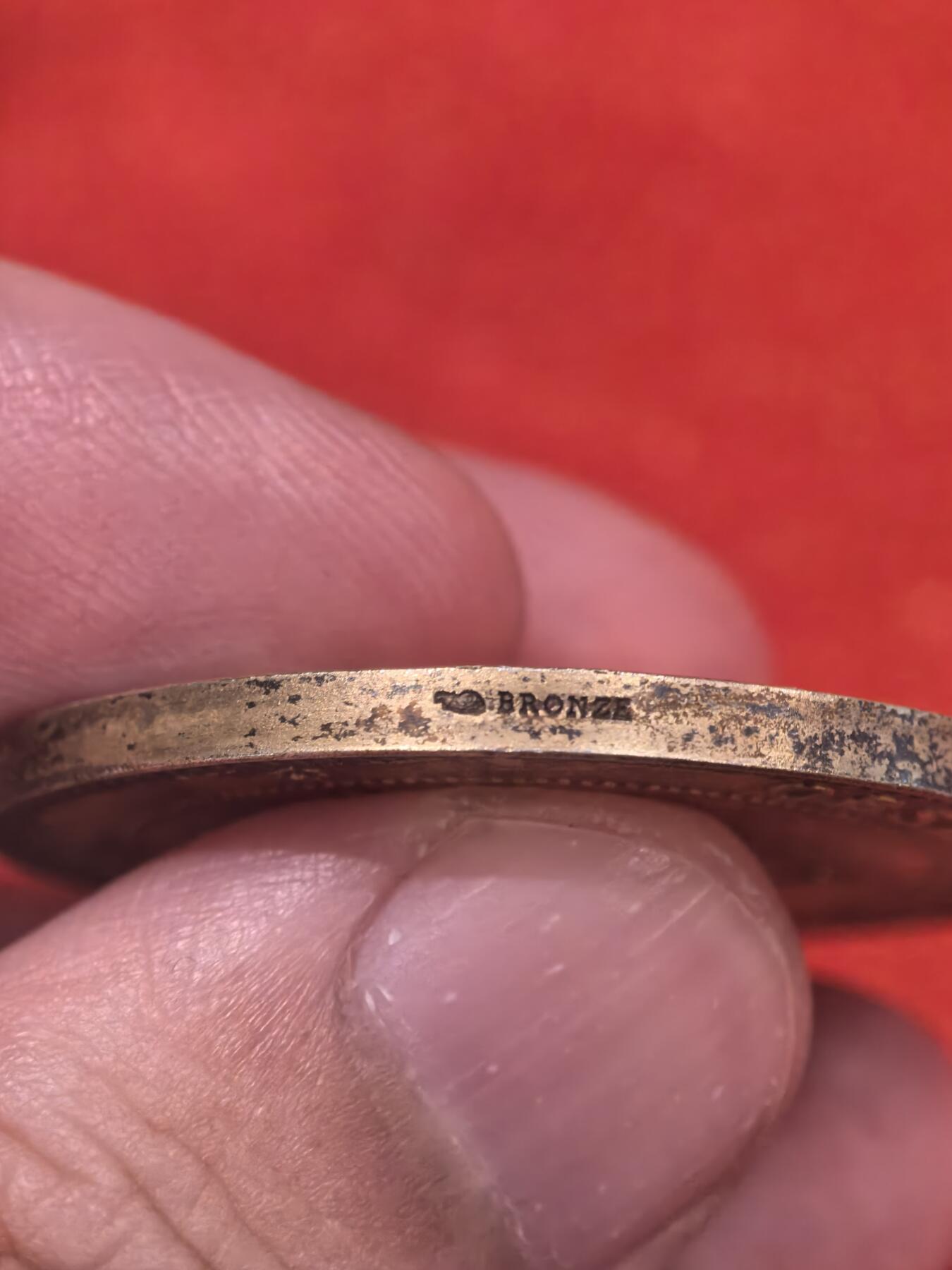 欧洲银章和银币  法国贝桑松天文台计时竞赛三等奖铜质奖章解读 这是一枚由法国贝桑松天文台（Observatoire de Besançon）颁发的计时竞赛（Chronométrique）纪念铜章，用于表彰在精密计时领域表现优异的个人。