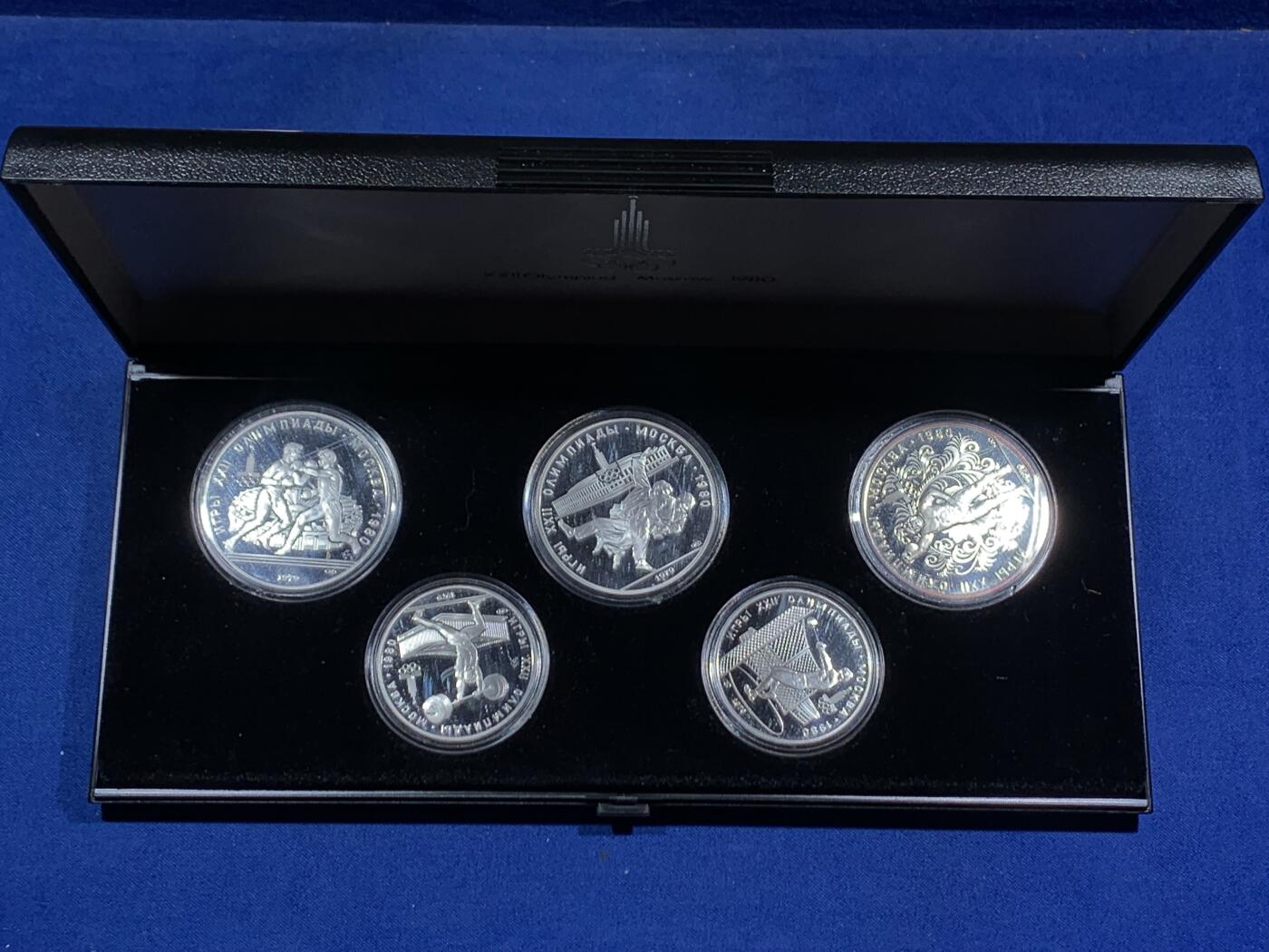 《竞宝斋》第467场 周日，周一 2场连拍 （全场包邮）欢迎送拍 苏联1980年10和5卢布5枚精制银币套 1980年莫斯科奥运会 900银33.6克X3+16.67克X2 等同4盎司纯银 盒证全