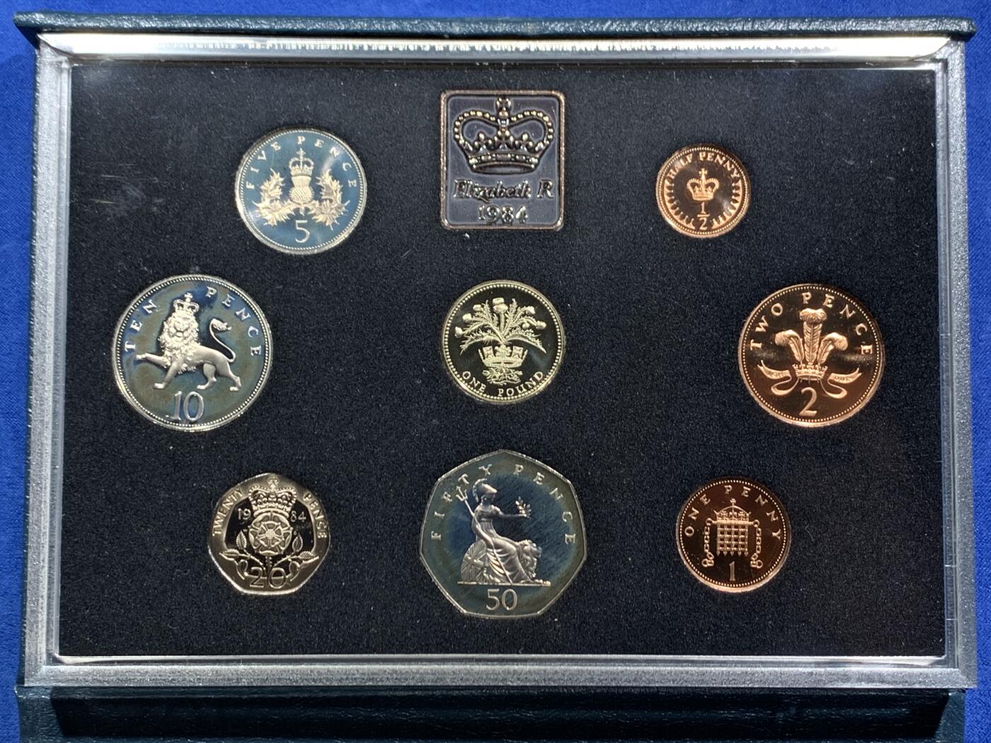《竞宝斋》第467场 周日，周一 2场连拍 （全场包邮）欢迎送拍 英国1984年精制套币，带1枚1英镑苏格兰蓟精制币，8枚币，盒证齐全，品相精美，高档盒装