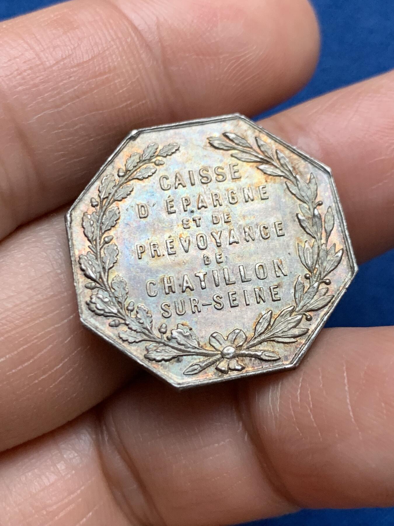 《竞宝斋》第467场 周日，周一 2场连拍 （全场包邮）欢迎送拍 法国塞纳省储蓄银行纪念八角银质代币，8.78克，25.6mm，丰饶角边铭