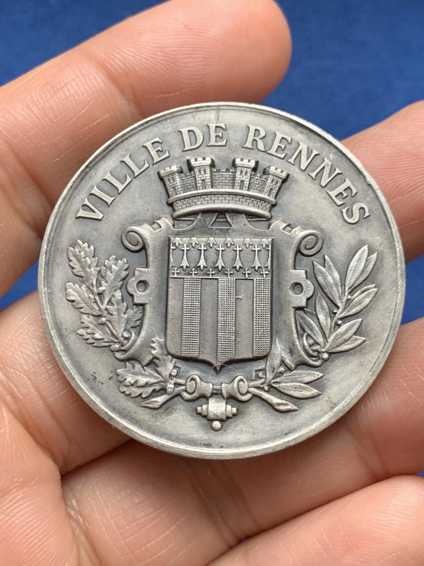 《竞宝斋》第467场 周日，周一 2场连拍 （全场包邮）欢迎送拍 法国雷恩市音乐节镀银铜章 34.4克 42.2mm