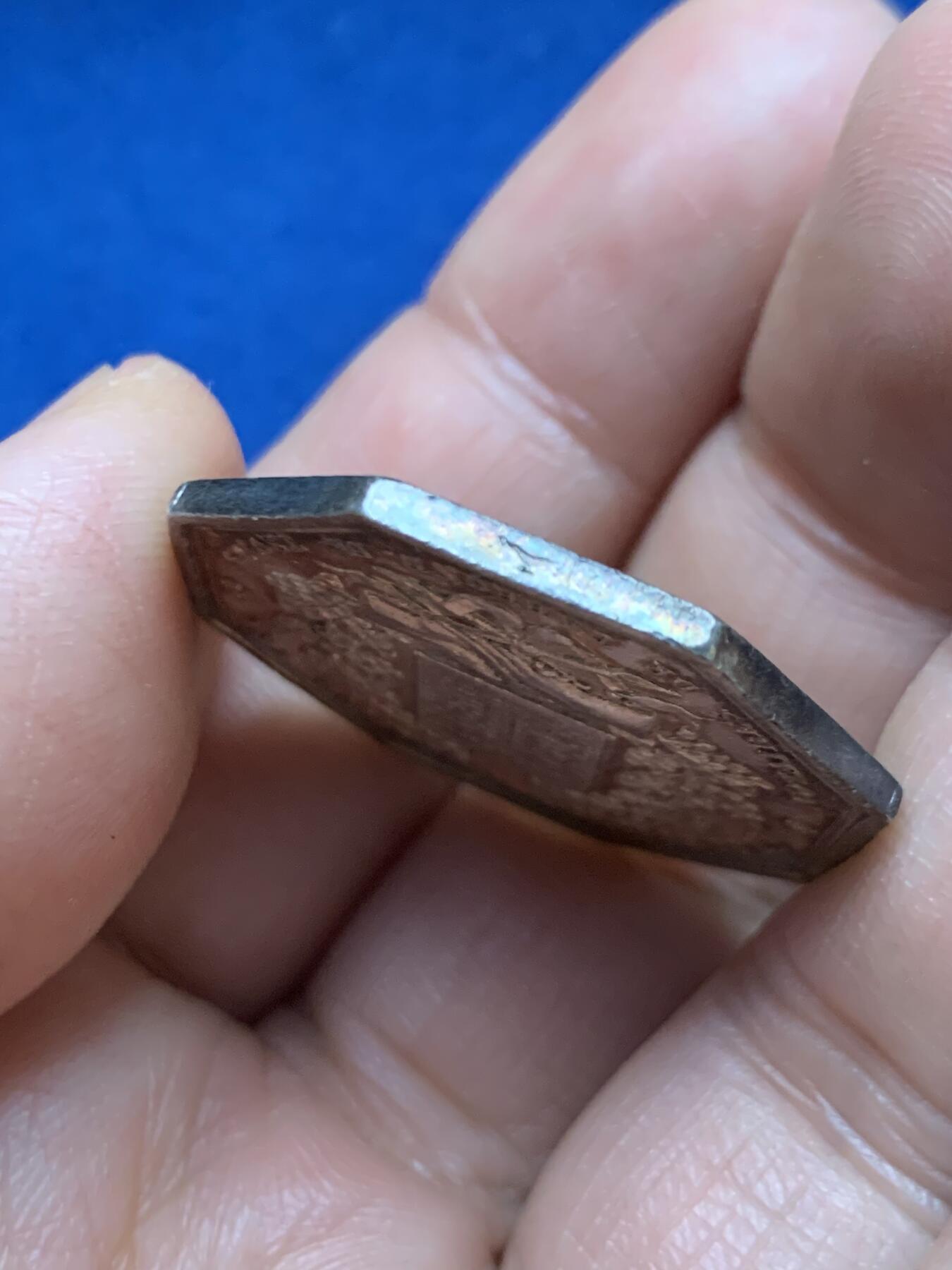 《竞宝斋》第467场 周日，周一 2场连拍 （全场包邮）欢迎送拍 法国1833女神头像银质八角代币，少见品种八角，神态与眼神冷峻而又孤傲， 早期少见神灯边铭银标，直径：31.1mm，重量：13.6g