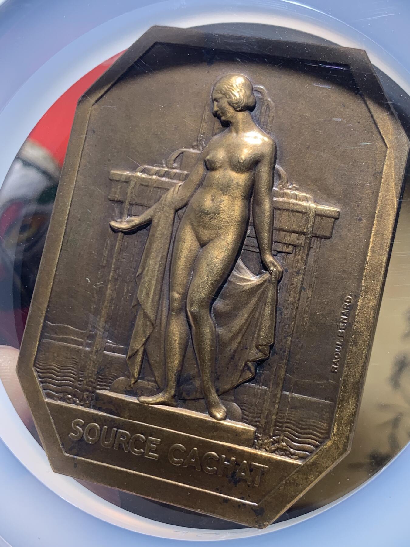 《竞宝斋》第467场 周日，周一 2场连拍 （全场包邮）欢迎送拍 NGC MS63BN 法国新艺术章牌 Renard 大师作品《依云温泉》 清凉名章 加大加厚盒