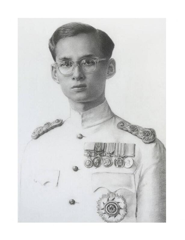 泰国国王普密蓬青年像 高浮雕精制镀金章 33MM