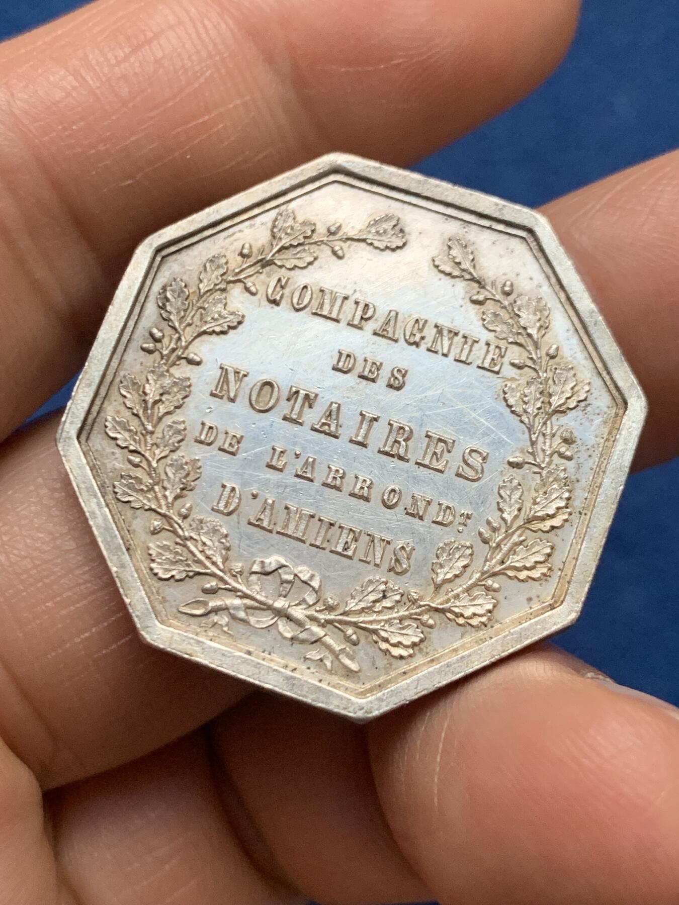 《竞宝斋》第467场 周日，周一 2场连拍 （全场包邮）欢迎送拍 法国亚眠公证人八角银质代币，15.38g，31.6mm，蜜蜂边铭