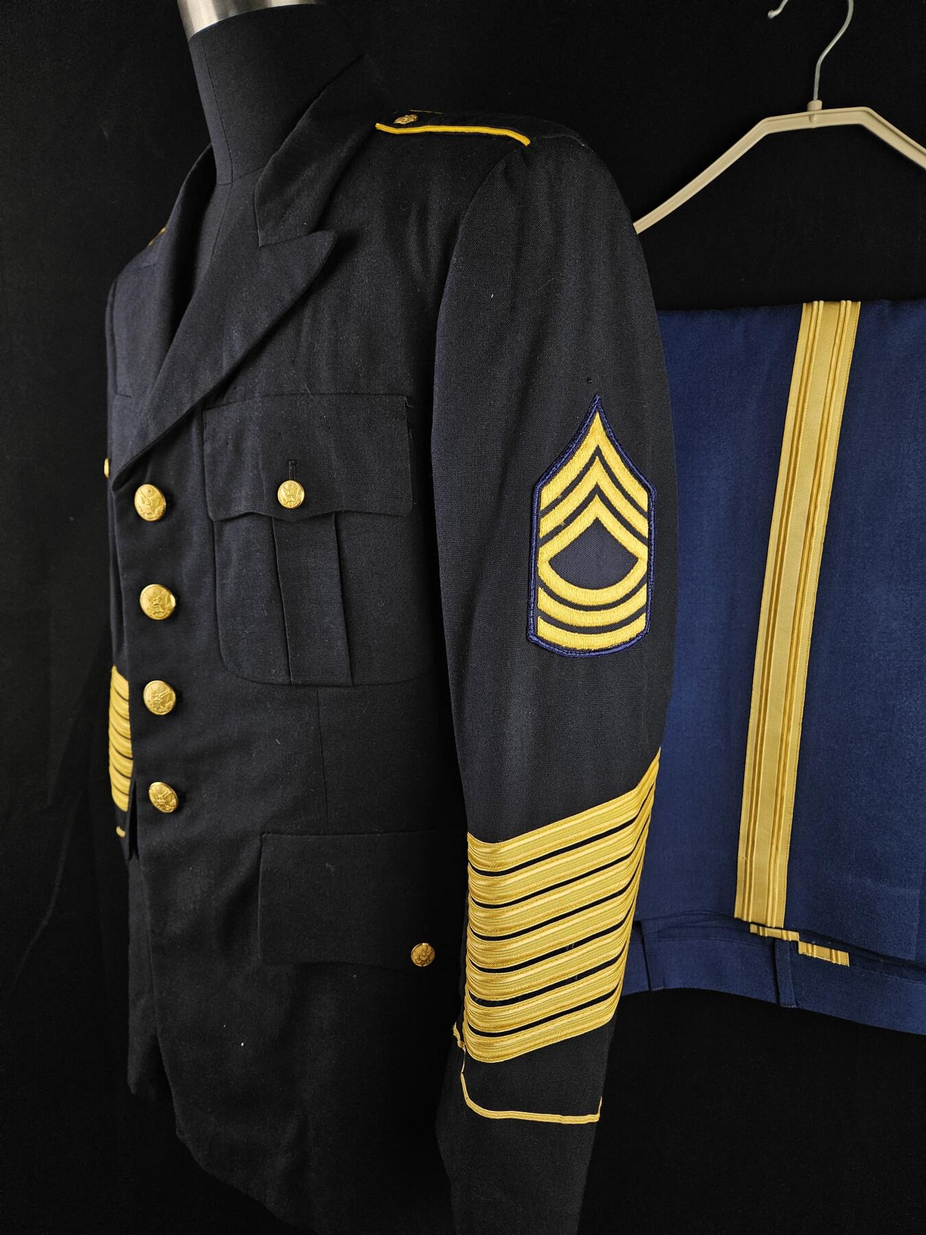 0元起拍勋章 第336期 咸鱼国勋章拍卖专场 3月4日（周三）下午6：00开始 美国陆军士官礼服一套 裤子马裤呢面料 胸围102 肩宽48 衣长76 袖长60 腰围83 裤长104