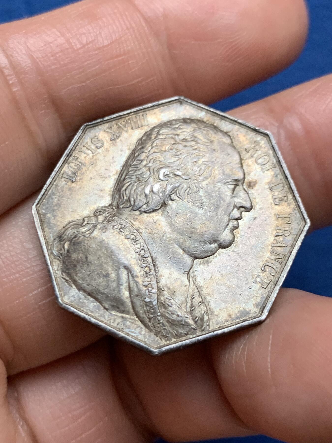 《竞宝斋》第467场 周日，周一 2场连拍 （全场包邮）欢迎送拍 法国路易十八卡尔卡松.阿德商会八角银质代币，重：9.7g，直径：29.1mm，早期无边铭。