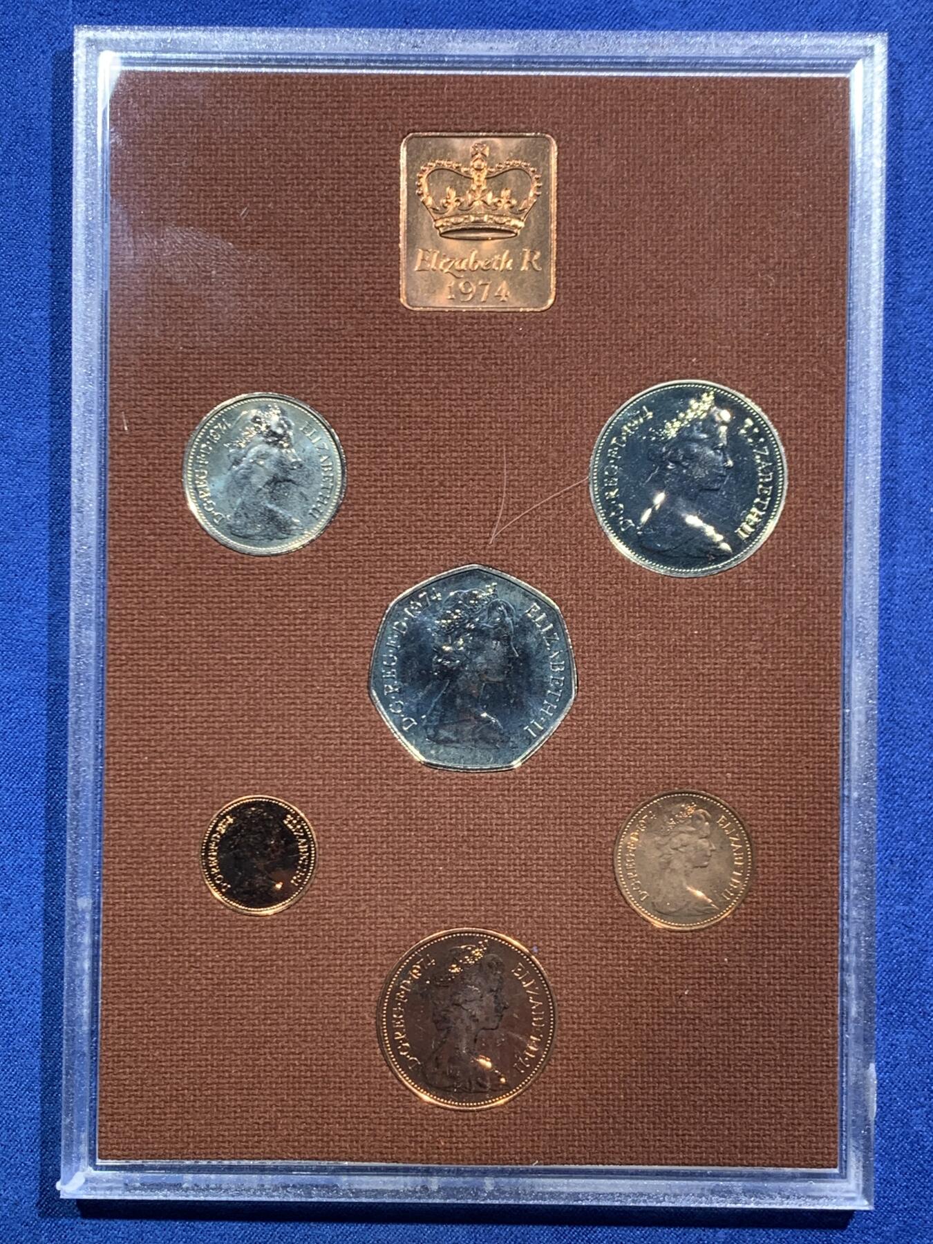 《竞宝斋》第467场 周日，周一 2场连拍 （全场包邮）欢迎送拍 英国1974年精制套币 6枚币和1枚章