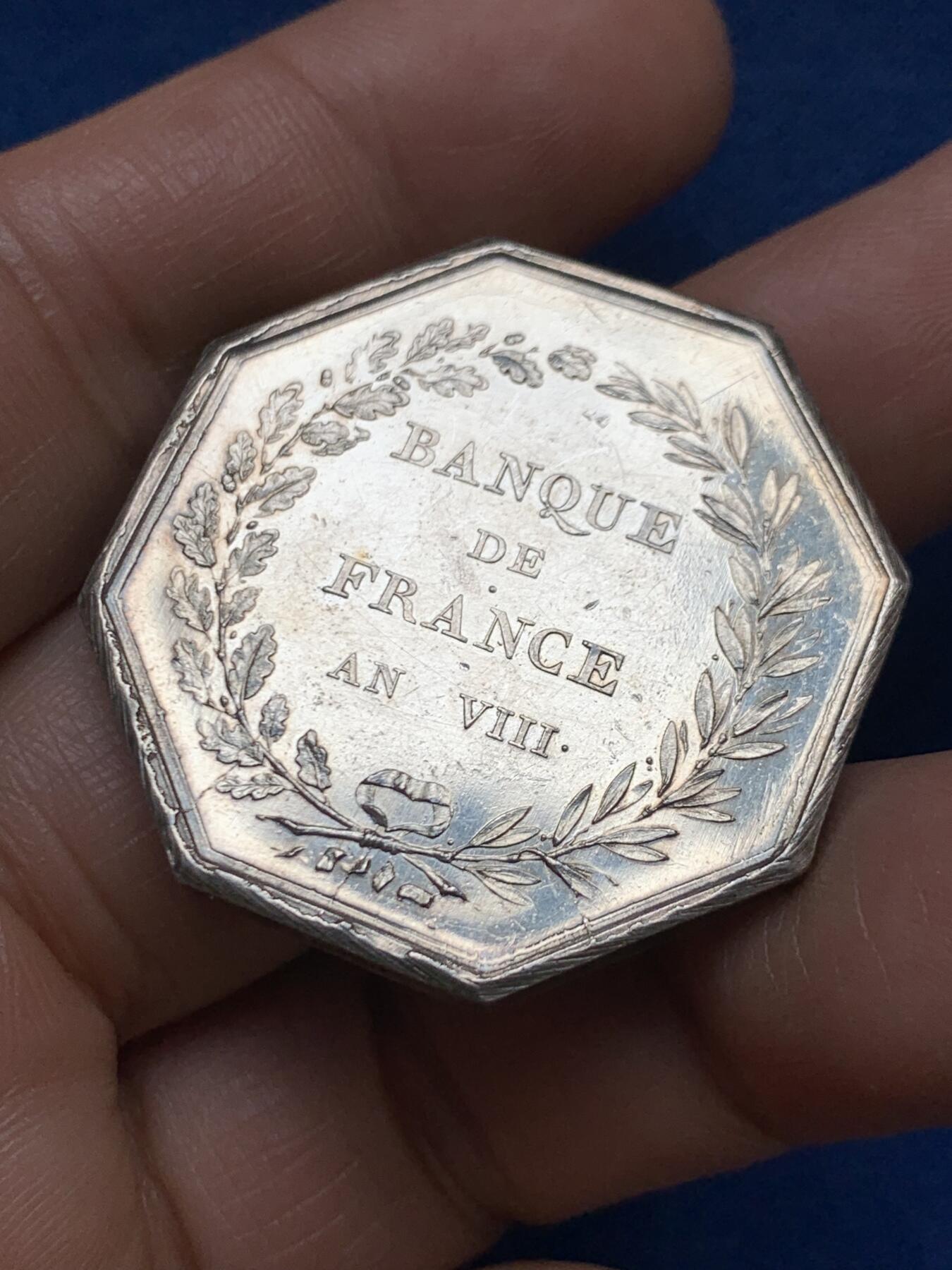 《竞宝斋》第467场 周日，周一 2场连拍 （全场包邮）欢迎送拍 早期法兰西银行八角银质代币 手指银标 24.6克 36mm