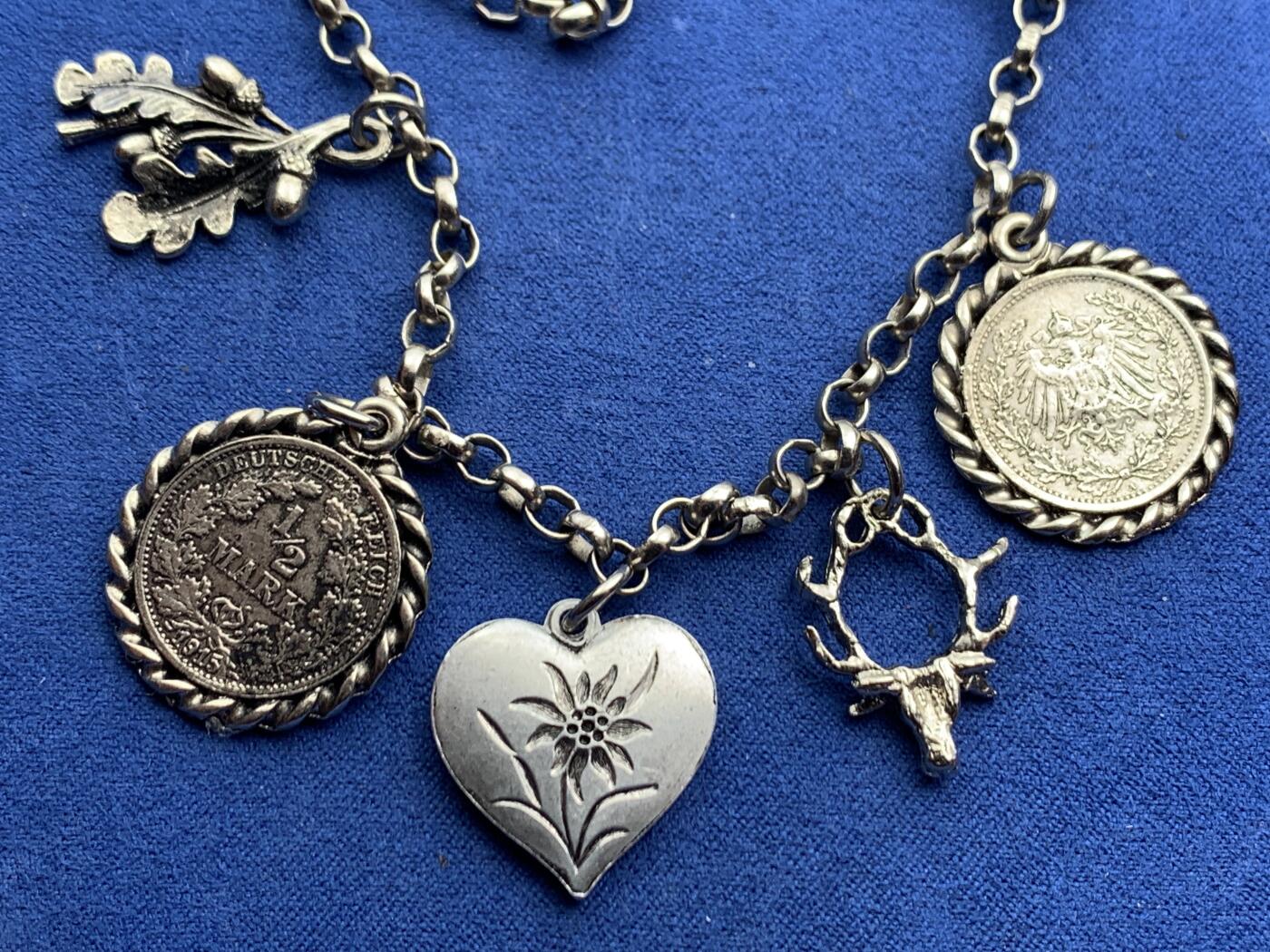 《竞宝斋》第467场 周日，周一 2场连拍 （全场包邮）欢迎送拍 欧洲工艺链饰 含两枚1/2马克银币 其它部分 各种材质都有，有的竟然含金 重29.25克。