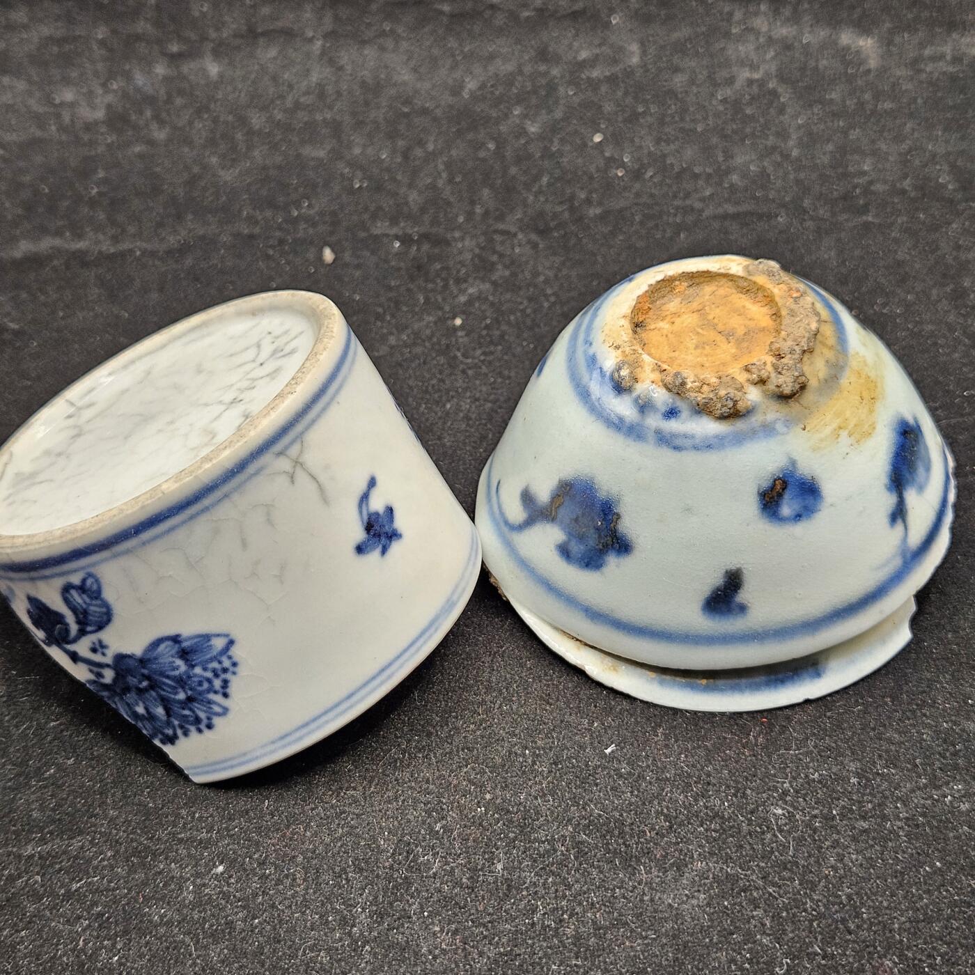 0元起拍勋章 第336期 咸鱼国勋章拍卖专场 3月4日（周三）下午6：00开始 明中期成化弘治内福海寿山连体青花粘窑杯+康熙青花花卉鸟食缷一共两件