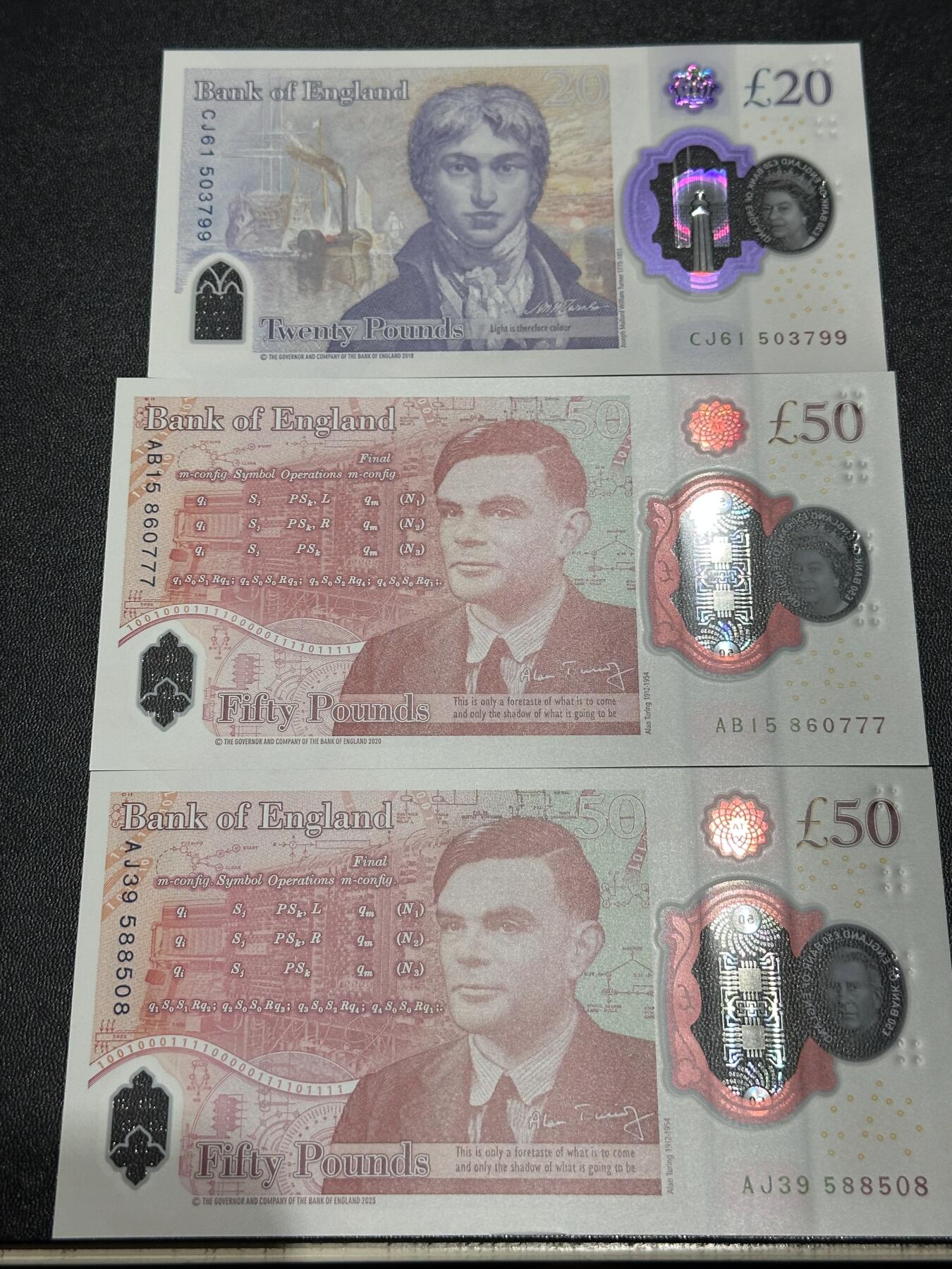《外钞收藏家》第六百一十四期（精选场）（长期征集拍品、欢迎藏友们联系合作） 英国女王版塑料钞20（尾99）、50镑（豹子号777）+查尔斯版50镑（无47靓号尾8） 3张一起 全新UNC