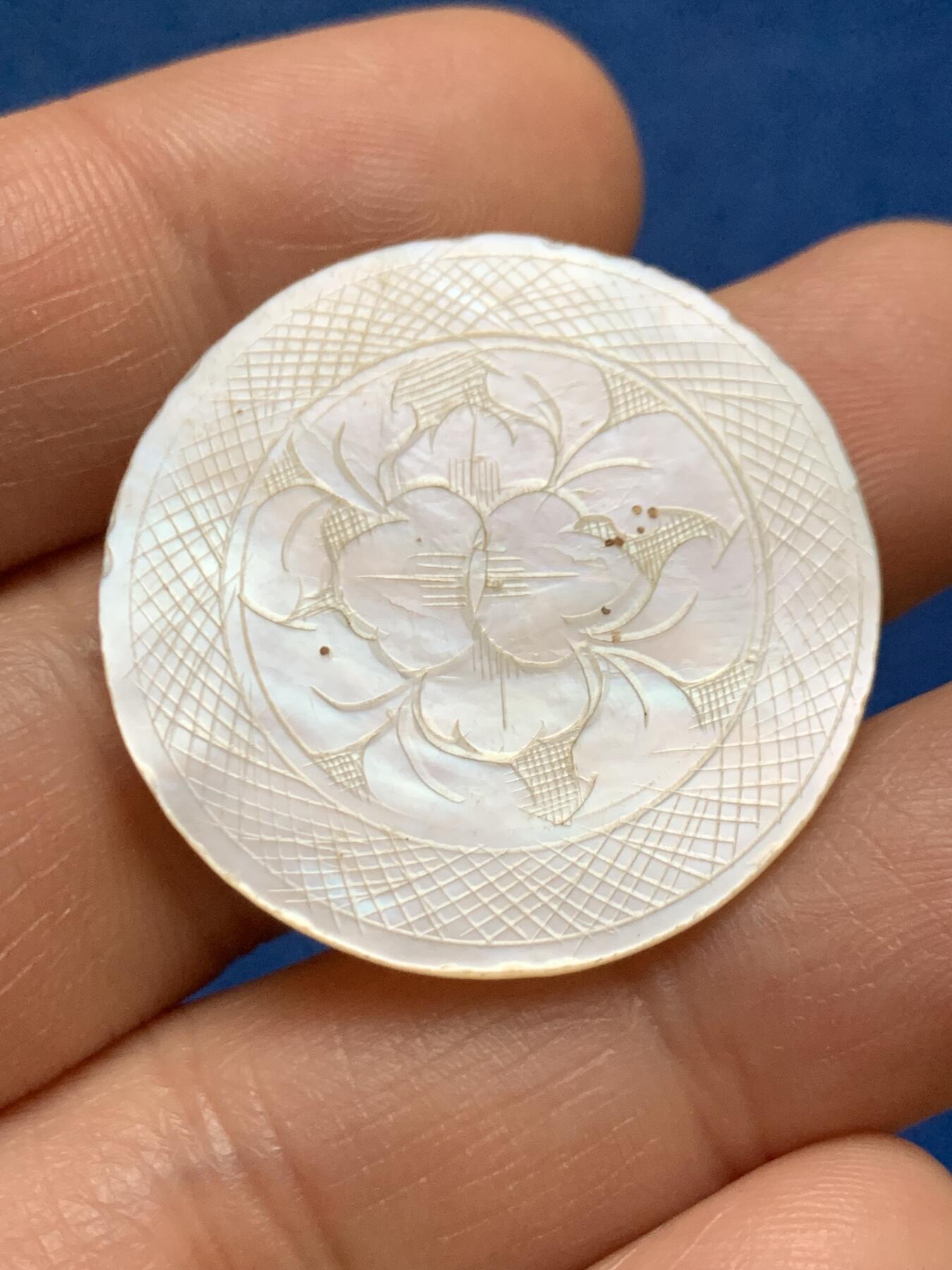 《竞宝斋》第467场 周日，周一 2场连拍 （全场包邮）欢迎送拍 三枚一组 英国一线回流清螺钿贝母筹码，圆形椭圆型，圆形素片呈现出贝母天然纹路，珠光水润，另外两枚满工花卉精雕。