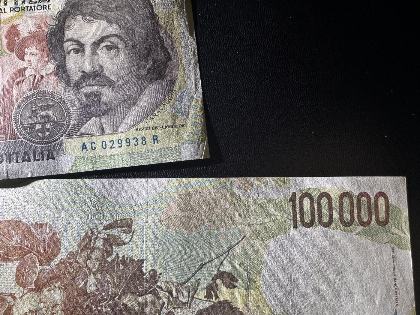 《外钞收藏家》第六百一十四期（精选场）（长期征集拍品、欢迎藏友们联系合作） 1994年意大利10万里拉 2张一起 AU品相