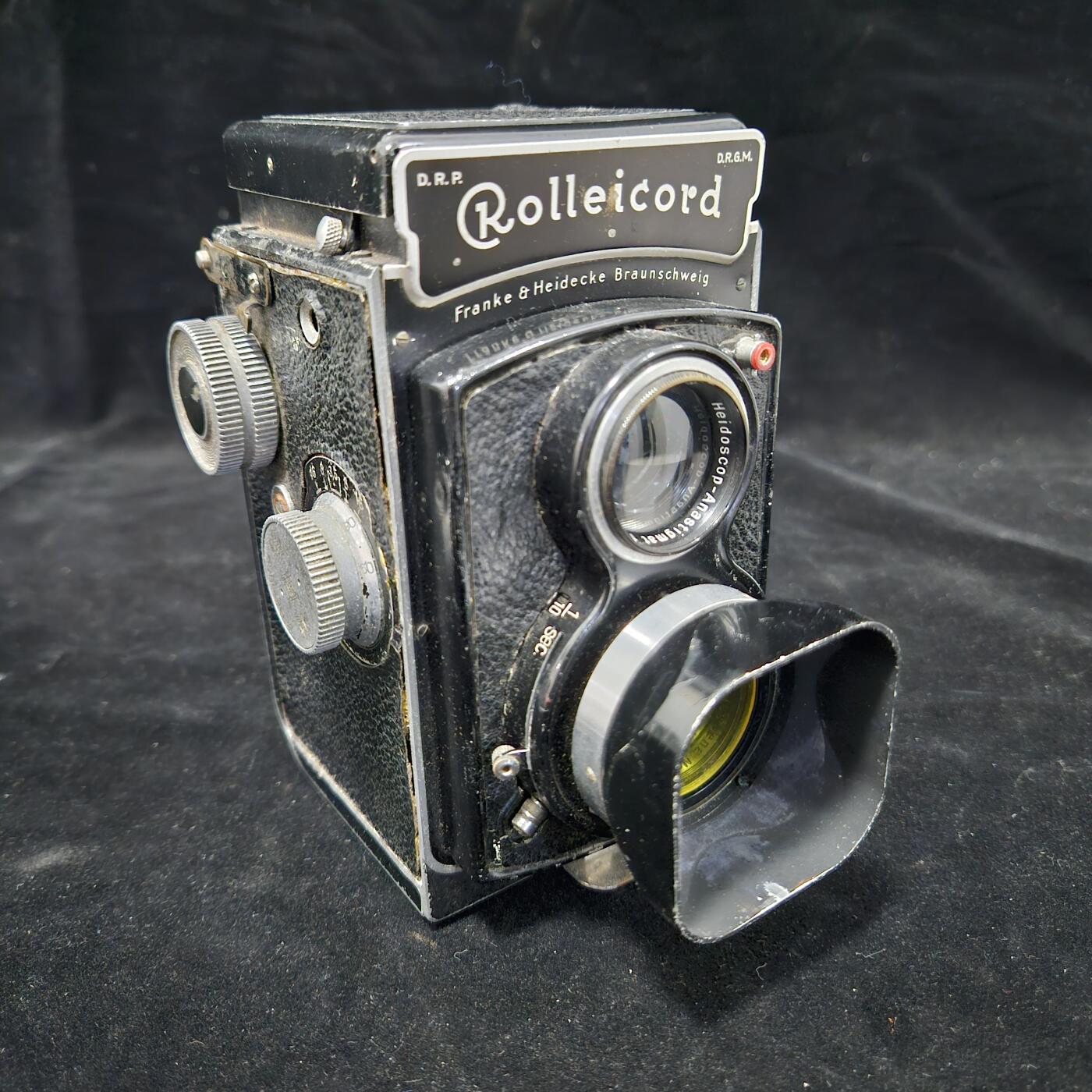 0元起拍勋章 第336期 咸鱼国勋章拍卖专场 3月4日（周三）下午6：00开始 罕见战前德国出口国民政府的Rolleicord Il型1936-1937年生产正值抗日战争产量只有30542台，此版本为出口中国的版本，出口中国数量不足10,000台，光学方面看着正常，其他方面没有胶片也不懂使用方法无法测试
