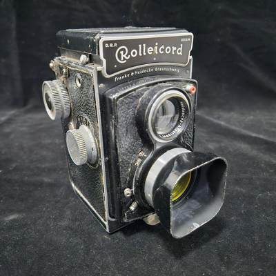 0元起拍勋章 第336期 咸鱼国勋章拍卖专场 3月4日（周三）下午6：00开始 - 罕见战前德国出口国民政府的Rolleicord Il型1936-1937年生产正值抗日战争产量只有30542台，此版本为出口中国的版本，出口中国数量不足10,000台，光学方面看着正常，其他方面没有胶片也不懂使用方法无法测试