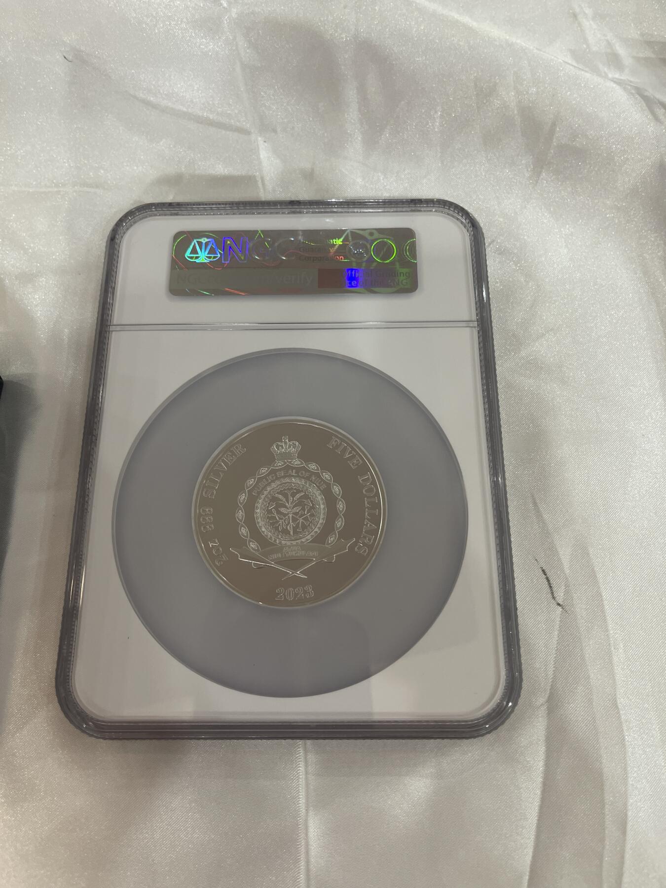 2023年纽埃火山2盎司银币，NGC评级PF70 ULTRA CAMEO，限量105枚，带原盒证书，99.9%纯银，直径55mm，火山主题，收藏佳品！