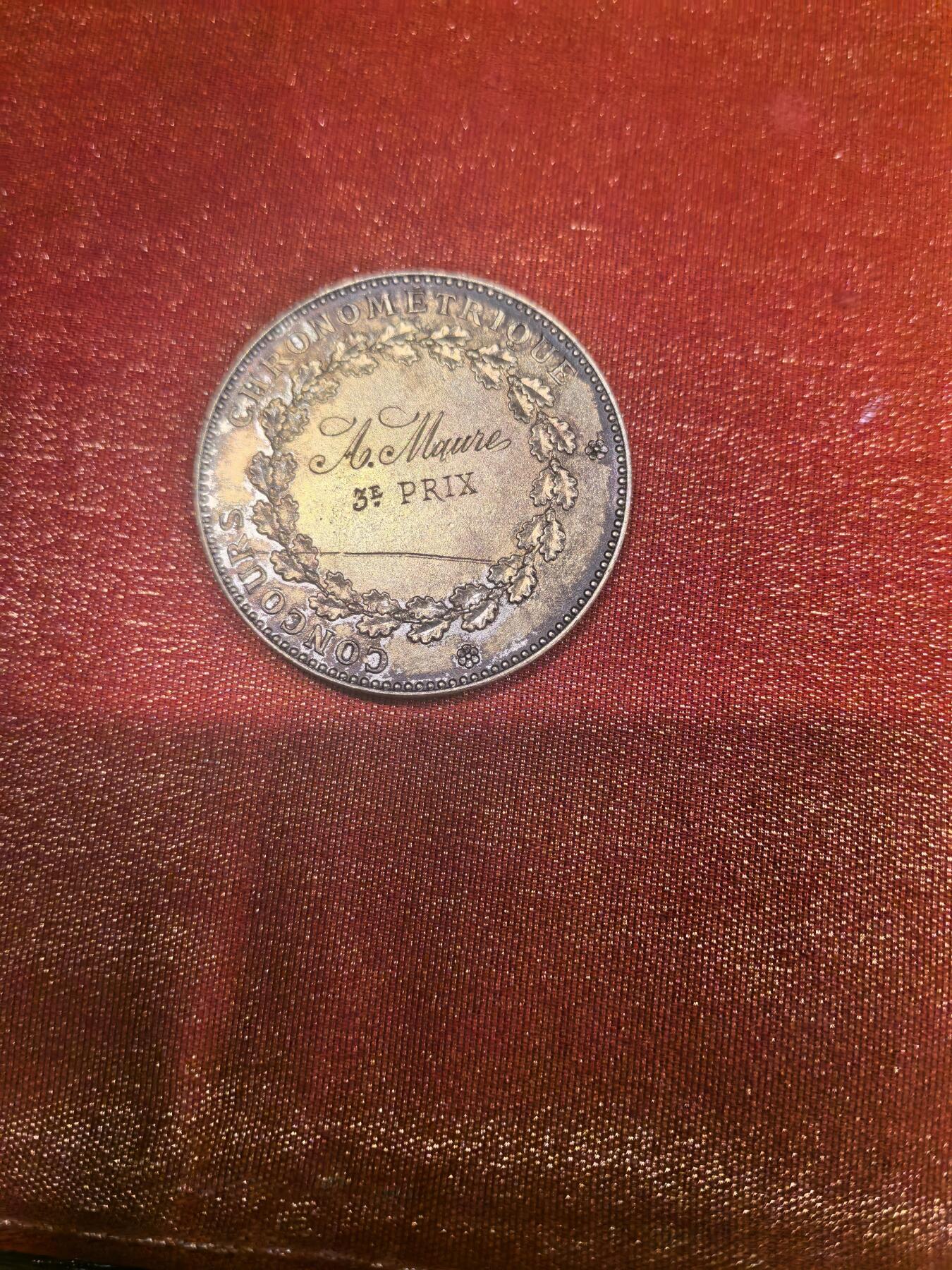 欧洲银章和银币  法国贝桑松天文台计时竞赛三等奖铜质奖章解读 这是一枚由法国贝桑松天文台（Observatoire de Besançon）颁发的计时竞赛（Chronométrique）纪念铜章，用于表彰在精密计时领域表现优异的个人。