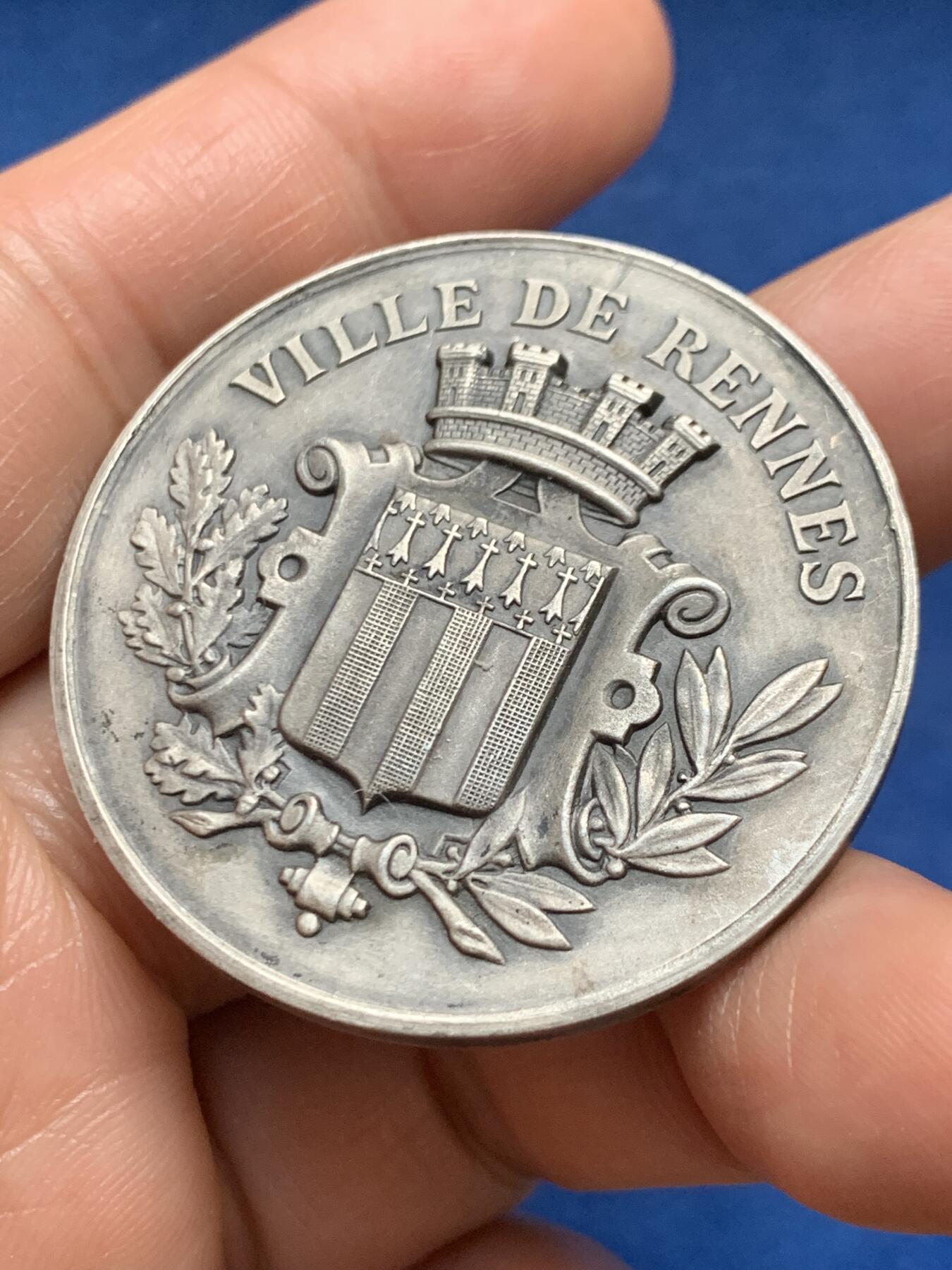 《竞宝斋》第467场 周日，周一 2场连拍 （全场包邮）欢迎送拍 法国雷恩市音乐节镀银铜章 34.4克 42.2mm