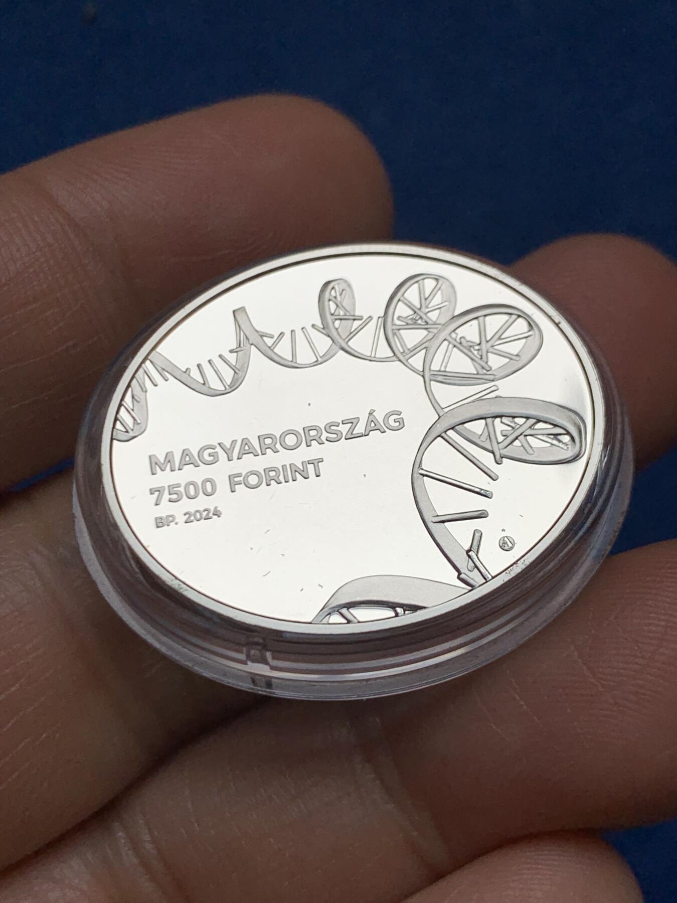 《竞宝斋》第467场 周日，周一 2场连拍 （全场包邮）欢迎送拍 匈牙利2024年诺贝尔生理医学奖得主卡塔琳·考里科7500福林半盎司精制纪念银币，发行量6000枚，重12.45克，925银，原盒