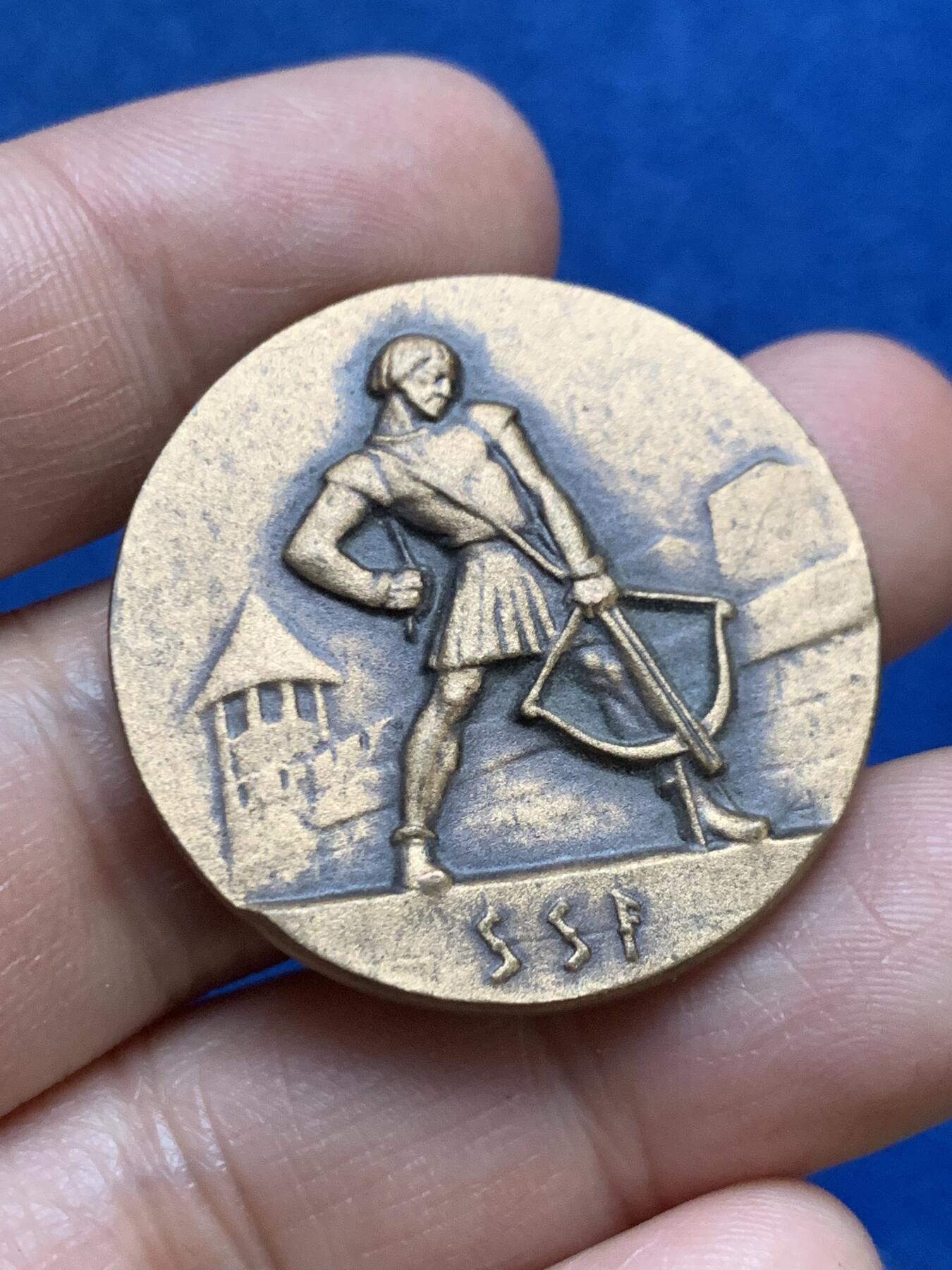 《竞宝斋》第467场 周日，周一 2场连拍 （全场包邮）欢迎送拍 两个一组 瑞典射击节奖章，胸章。总重23.15克