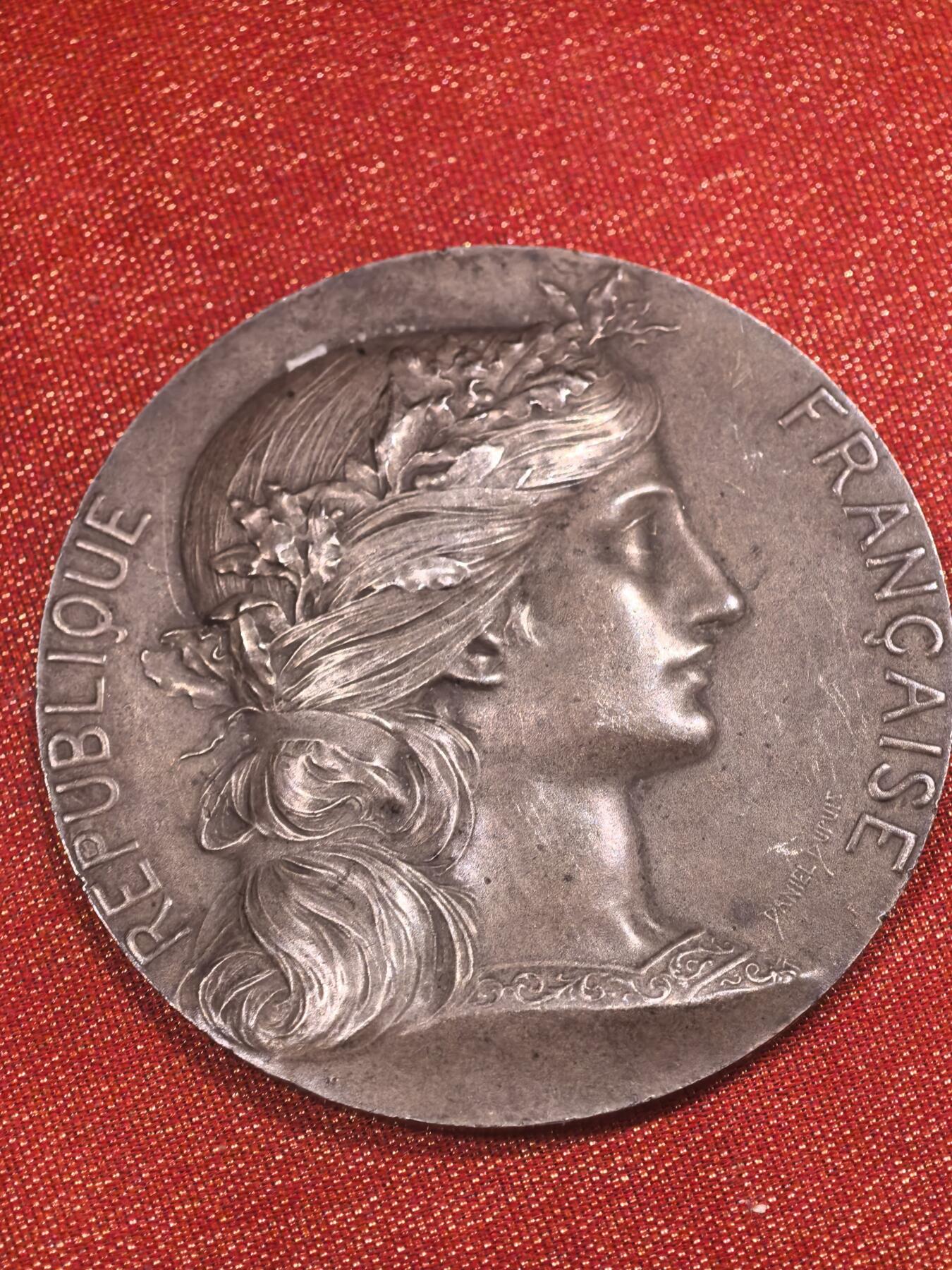 欧洲银章和银币 法国著名新艺术风格章牌雕刻家 Daniel Dupuis (1849-1899) 设计的银质奖章，属于法国第三共和国时期（1870-1940）的