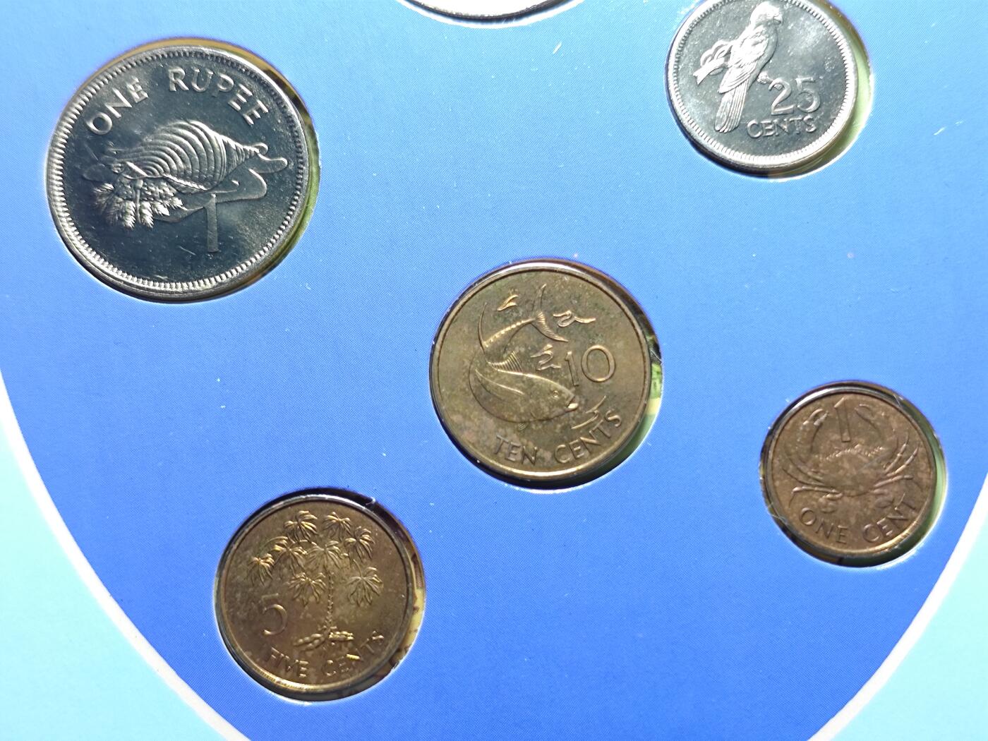 KK钱币收藏小铺   套币 批量/好品散币专场 2月预留时间 周末发货  1982塞舌尔东西面值清年一套