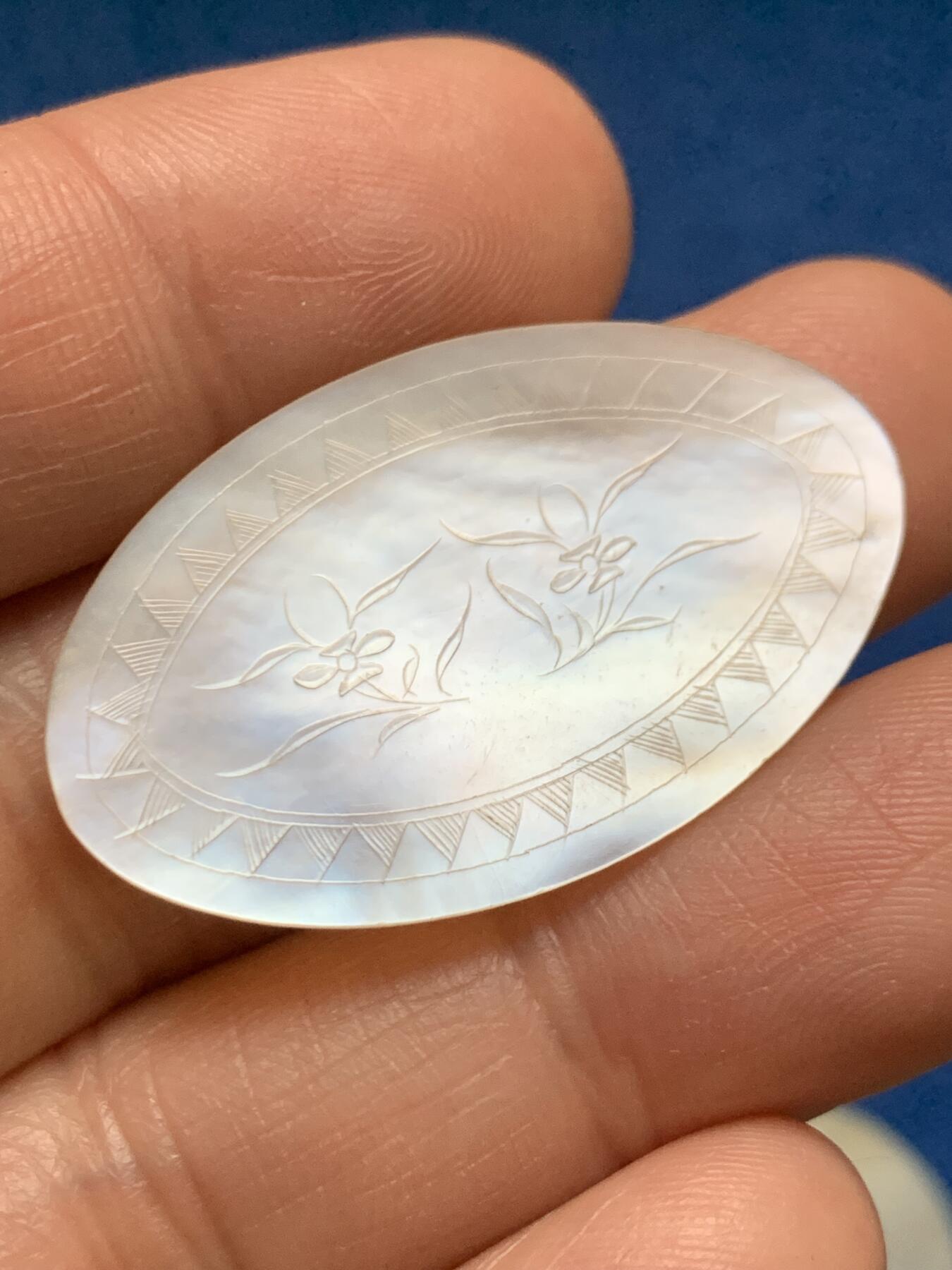 《竞宝斋》第467场 周日，周一 2场连拍 （全场包邮）欢迎送拍 三枚一组 英国一线回流清螺钿贝母筹码，圆形椭圆型，圆形素片呈现出贝母天然纹路，珠光水润，另外两枚满工花卉精雕。