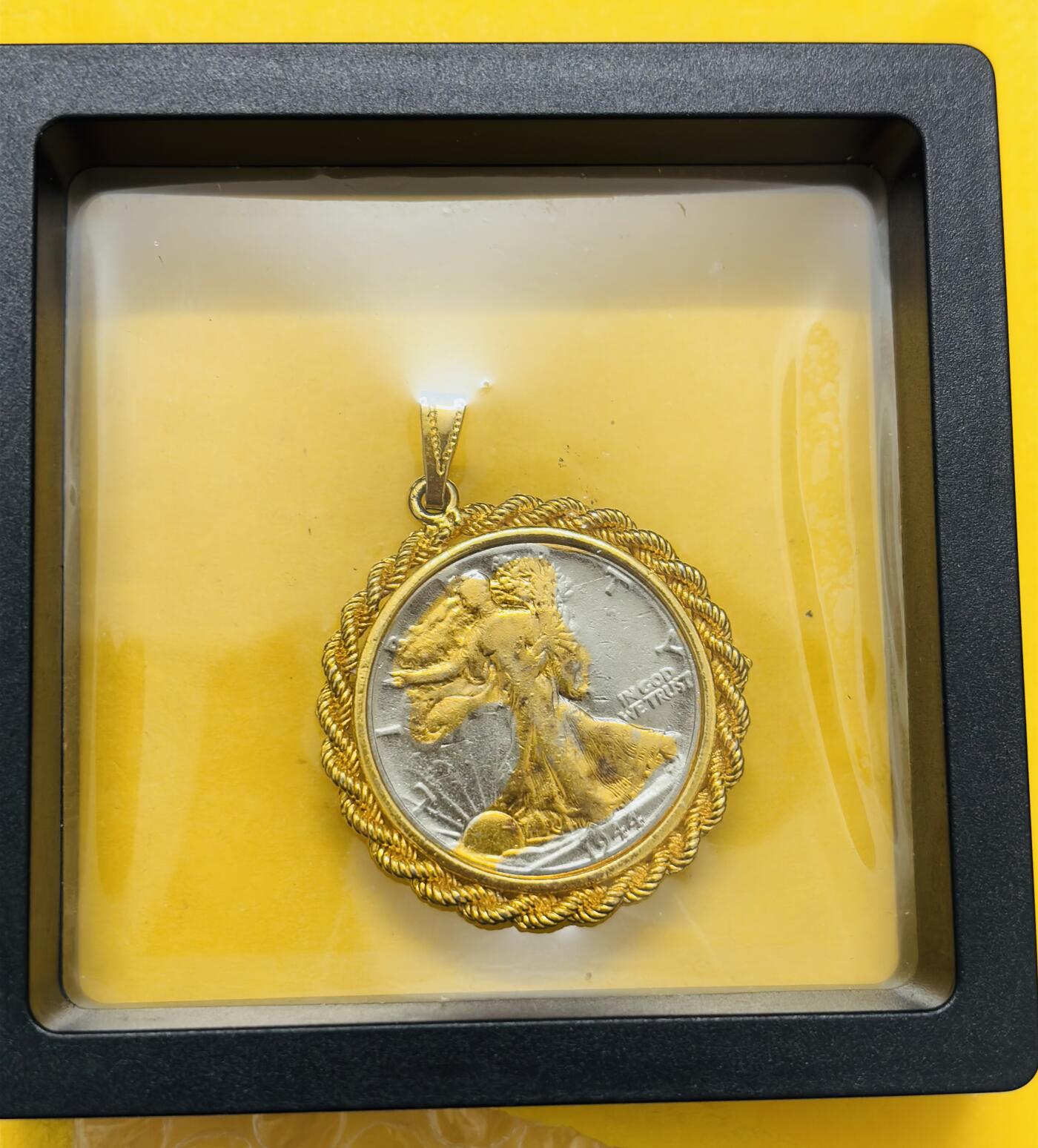 文馨钱币收藏第 295 场，（元宵场）各种银币散币纪念章，长期接代拍业务 1944 年美国行走女神半美元银币，带挂饰，正面金色状态 12.5 克 900 银