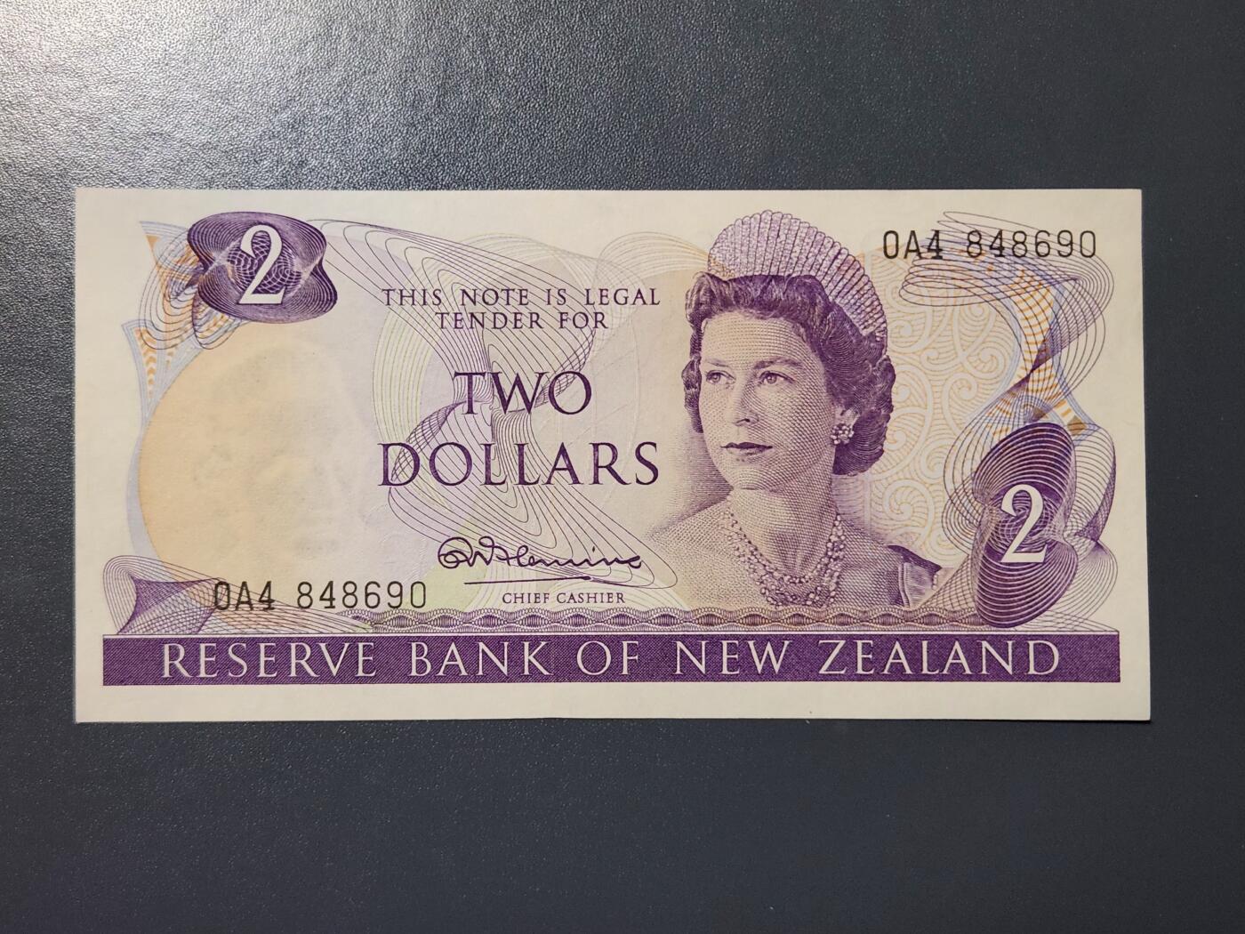 3月2号晚上8点 外国纸币自动截拍第33场 新西兰 1967年2元，首签名R.N.Fleming，极少，极美品