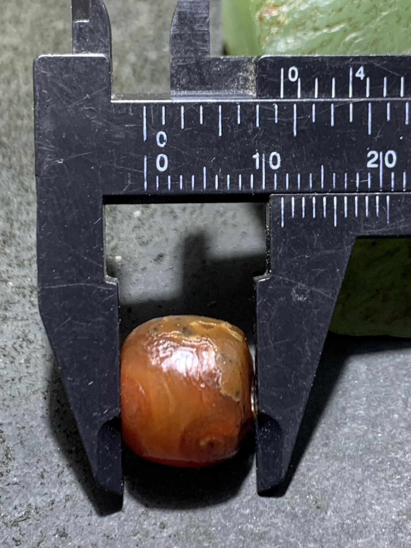 高玉化风化纹酒红玛瑙随形桶珠一颗